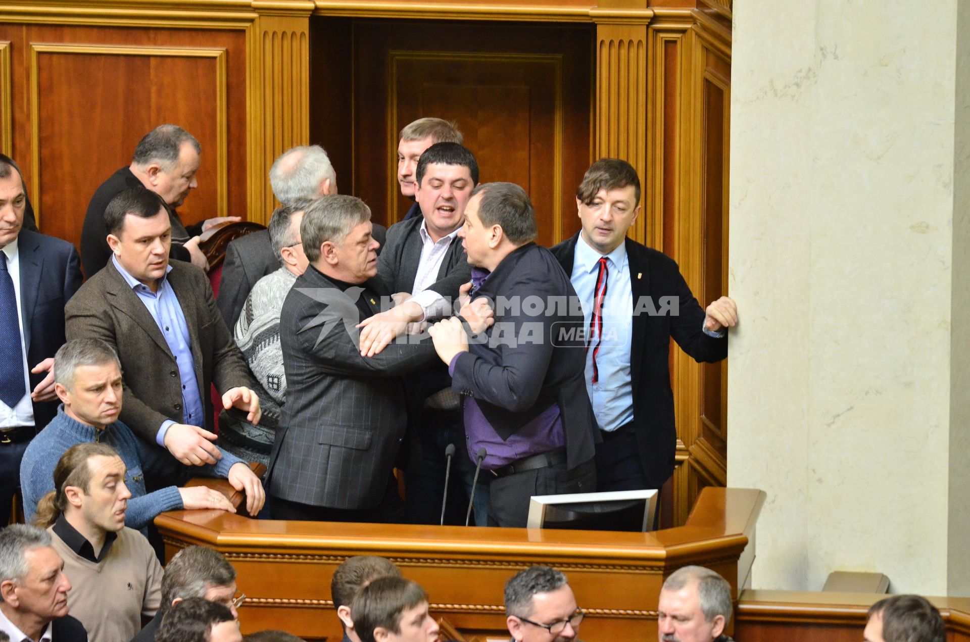 Работа Верхоной Рады во время беспорядков в Киеве. Потасовка парламентариев.