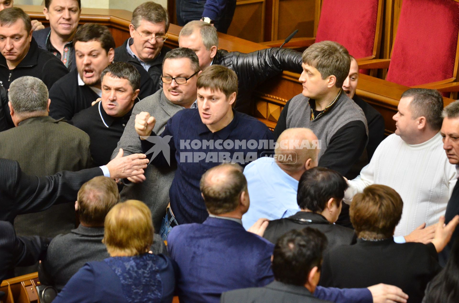 Работа Верхоной Рады во время беспорядков в Киеве. Потасовка парламентариев.