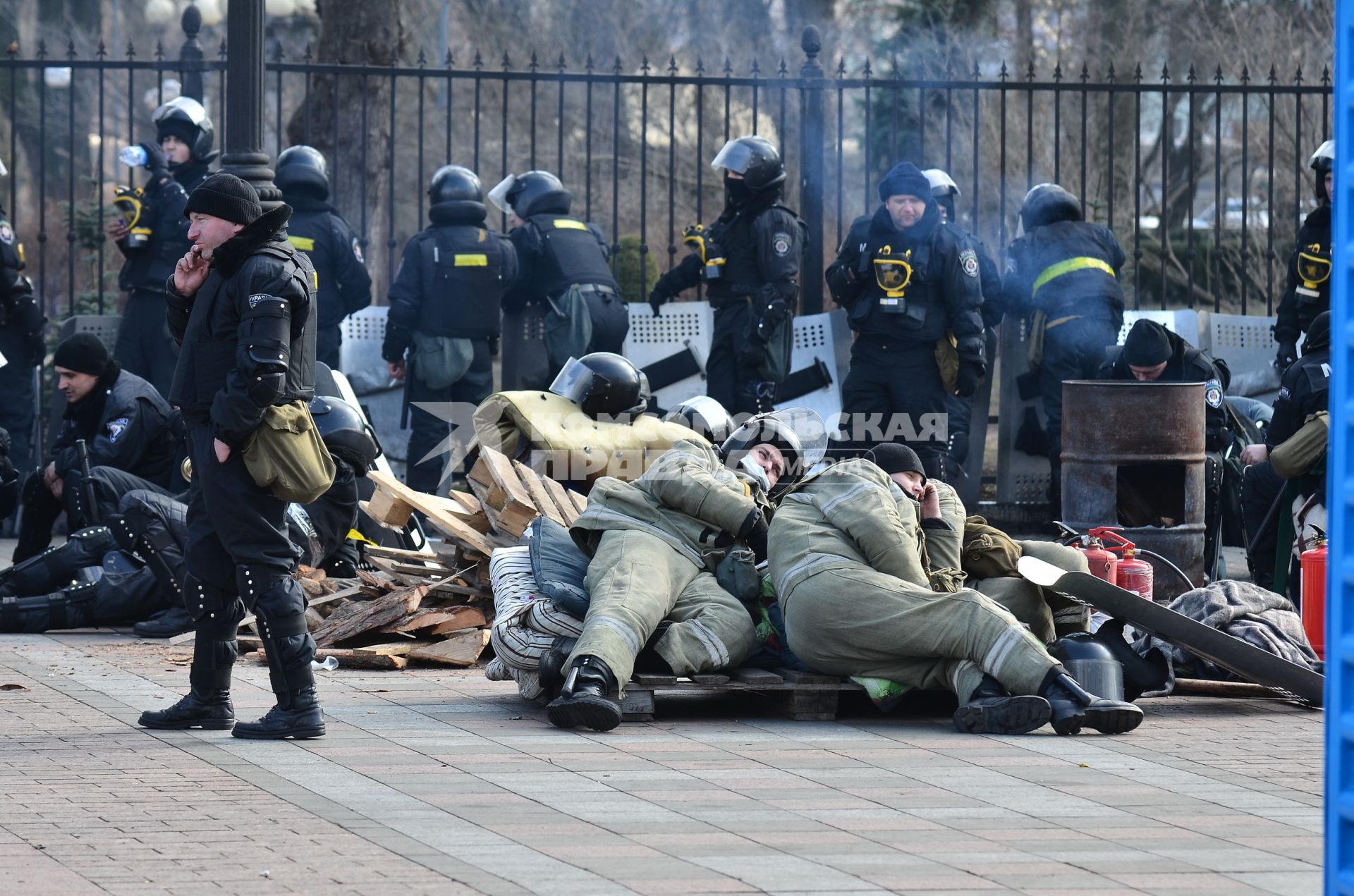 Внутренние войска Украины на площади у здания верховной рады.