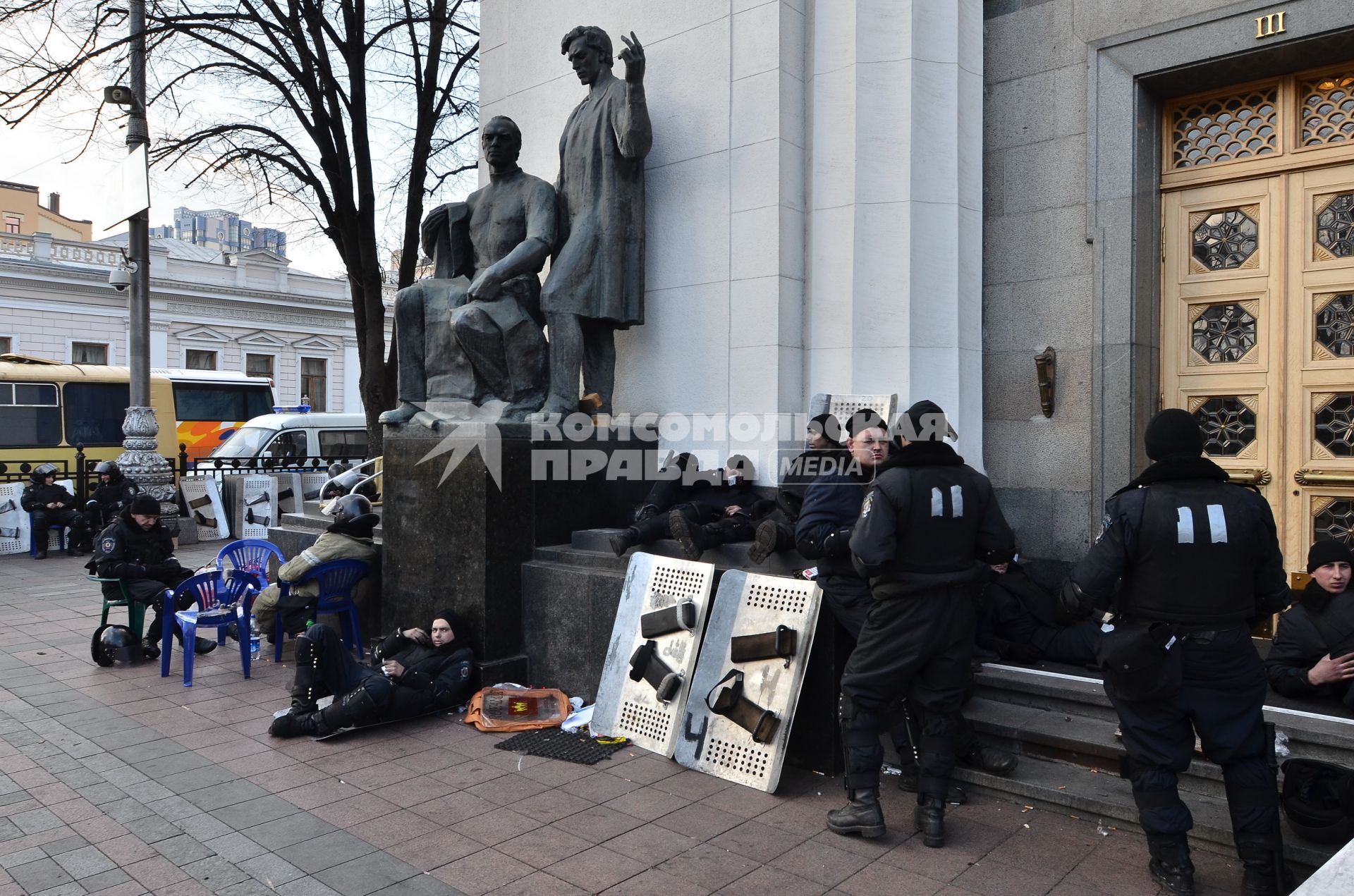 Внутренние войска Украины на площади у здания верховной рады.