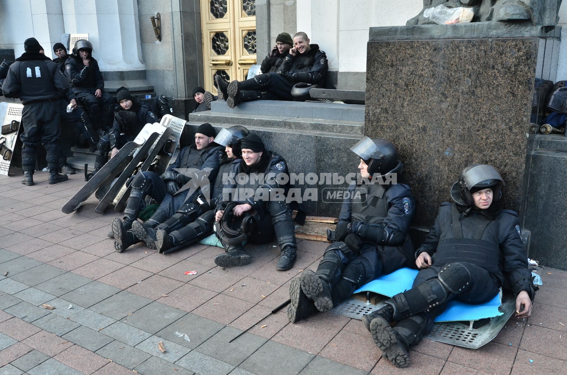 Внутренние войска Украины на площади у здания верховной рады.