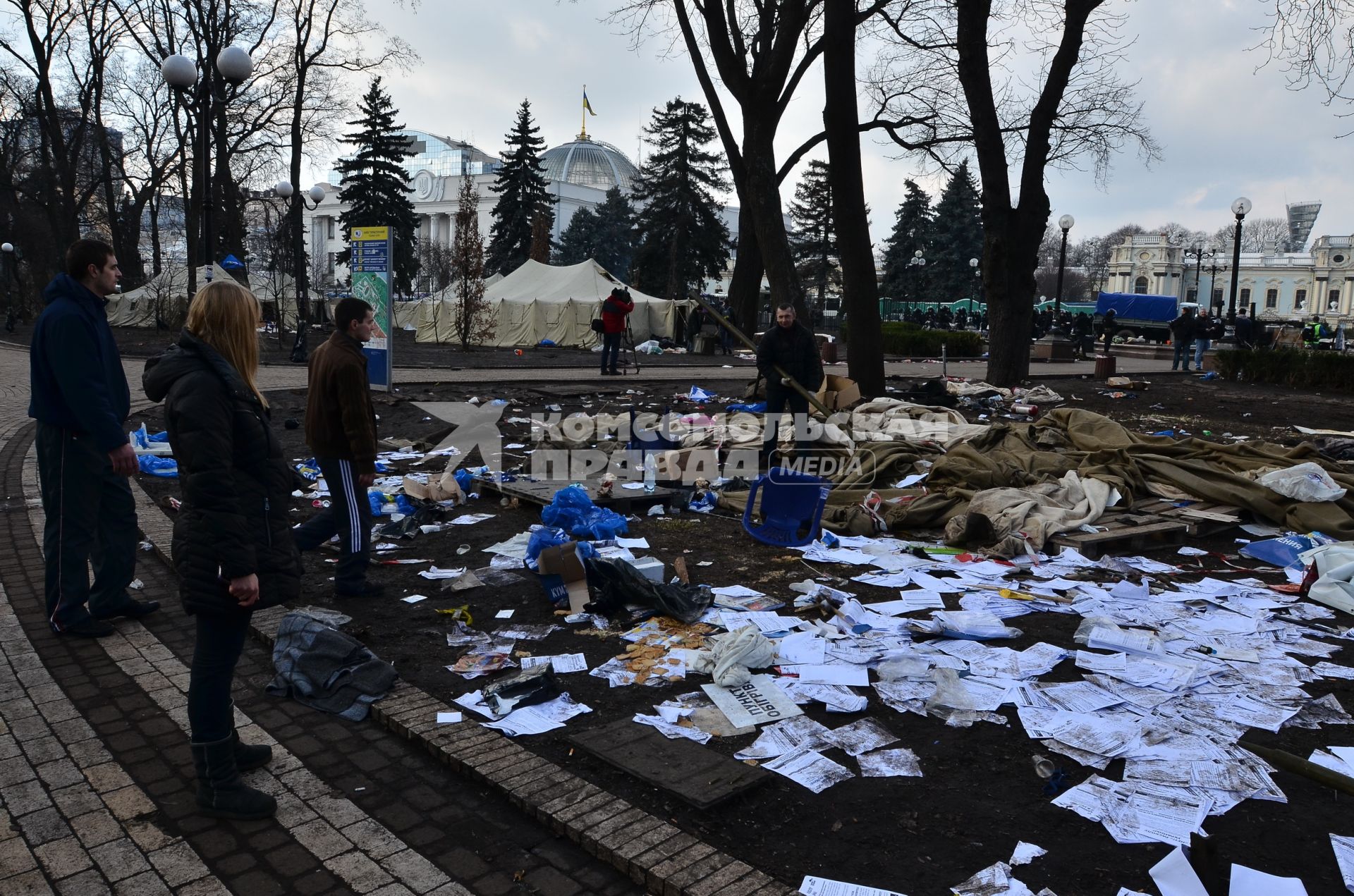 Место проведения антимайдана у здания верховной рады опустело.