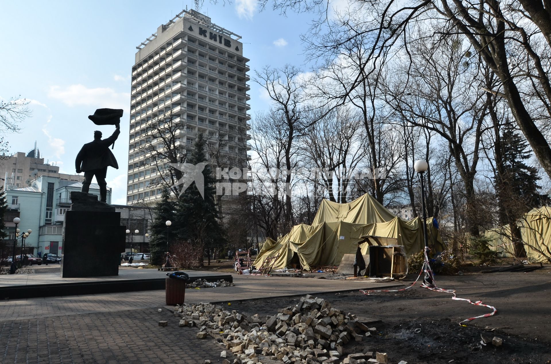 Место проведения антимайдана опустело.