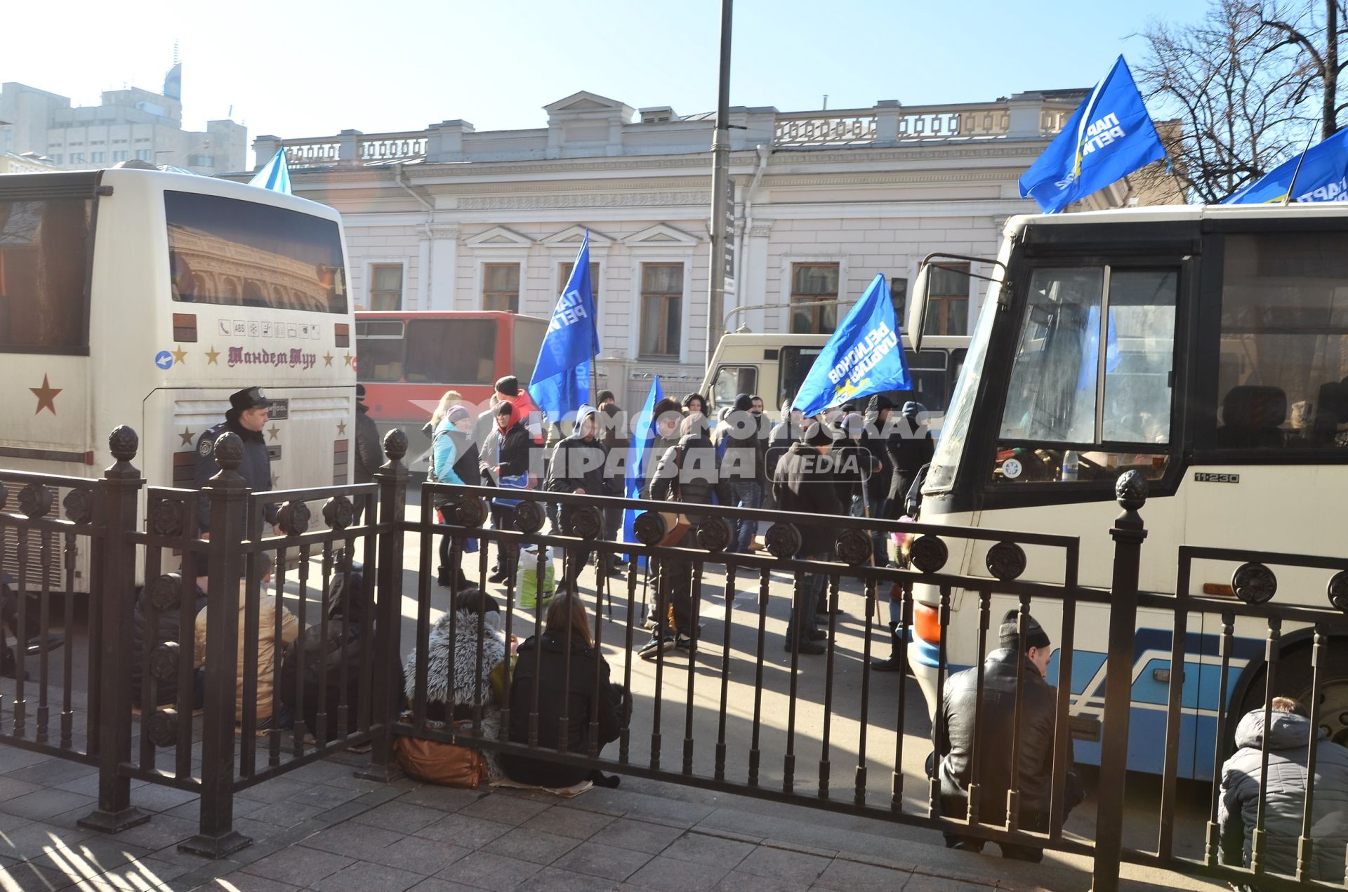 Представители партии Регионов в Киеве во время беспорядков.