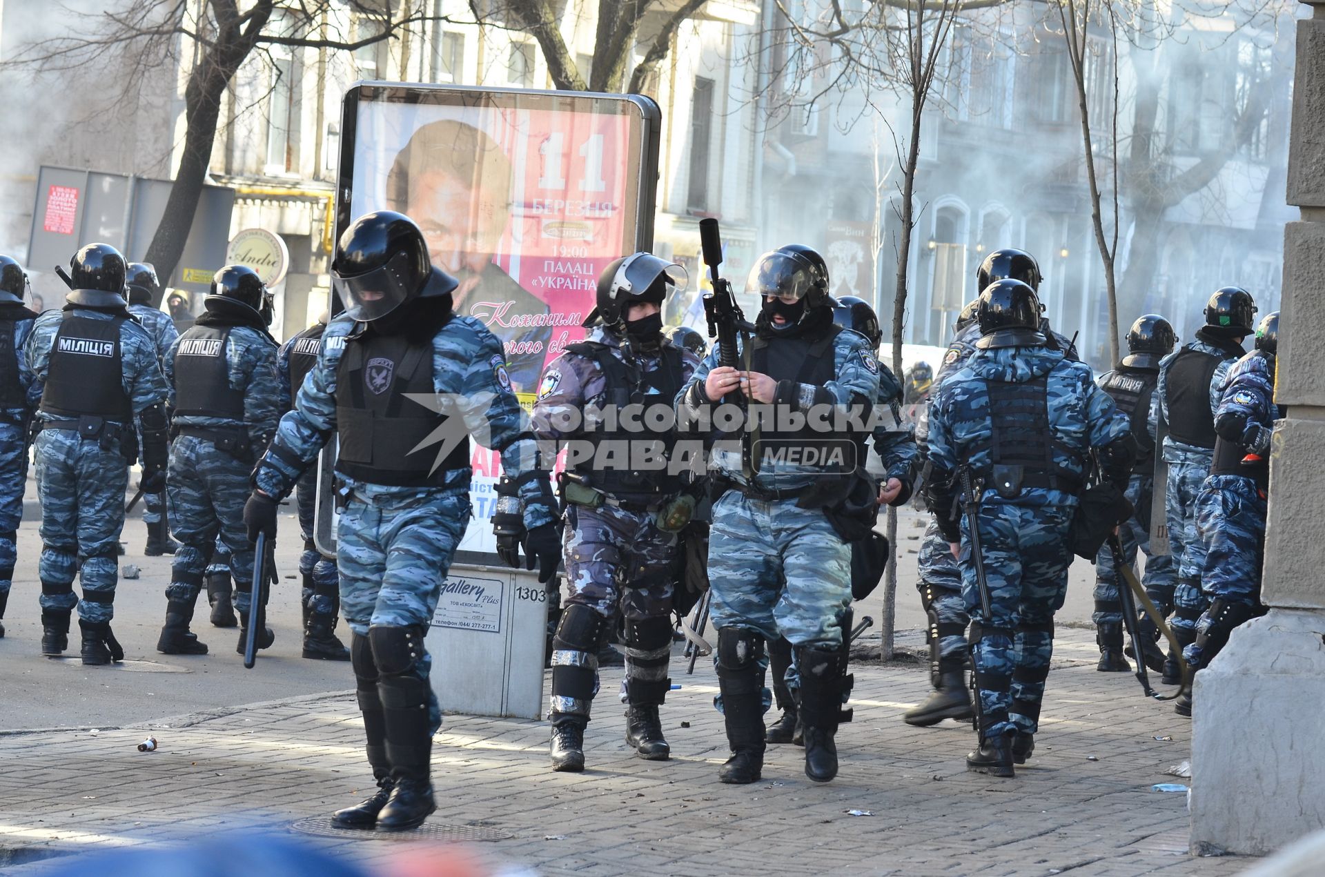 Столкновение на Институтской улице в Киеве. Сотрудники специального подразделения `Беркут` с травматическим оружием.