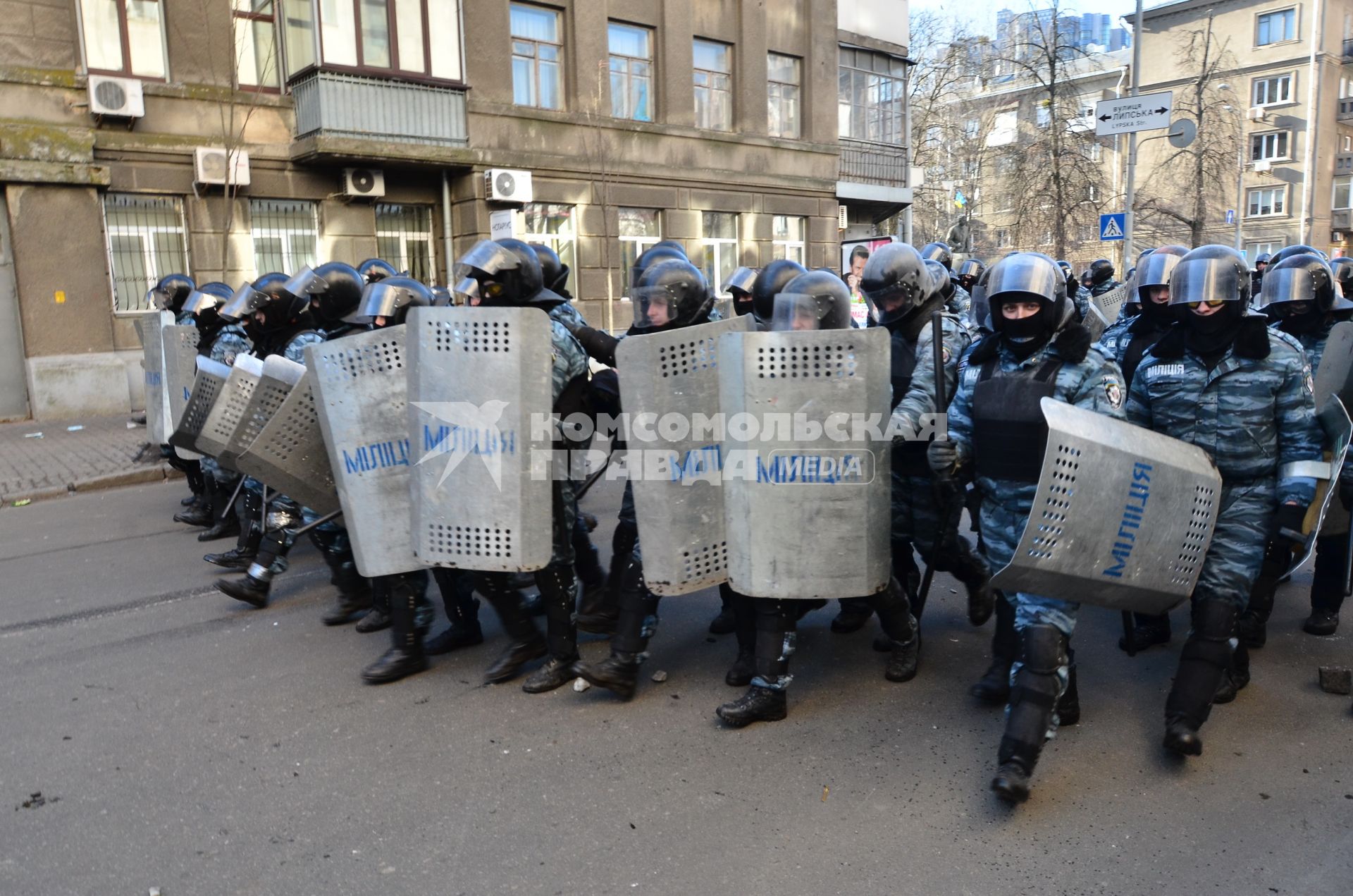 Столкновение на Институтской улице в Киеве. Строй сотрудников специального подразделения `Беркут` с щитами в руках.