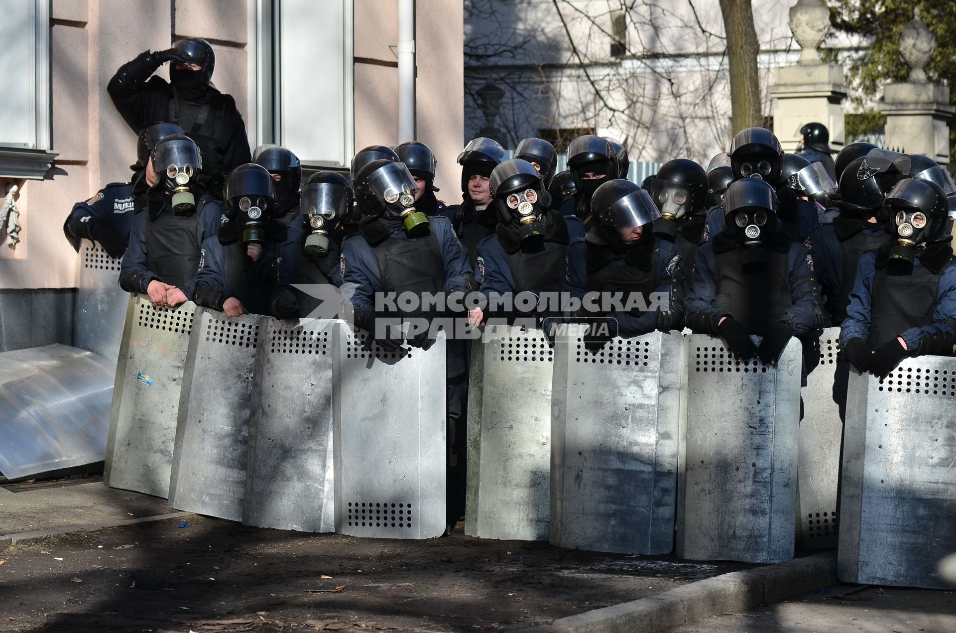 Столкновение на Институтской улице в Киеве. Строй сотрудников специального подразделения `Беркут` с щитами в противогазах.