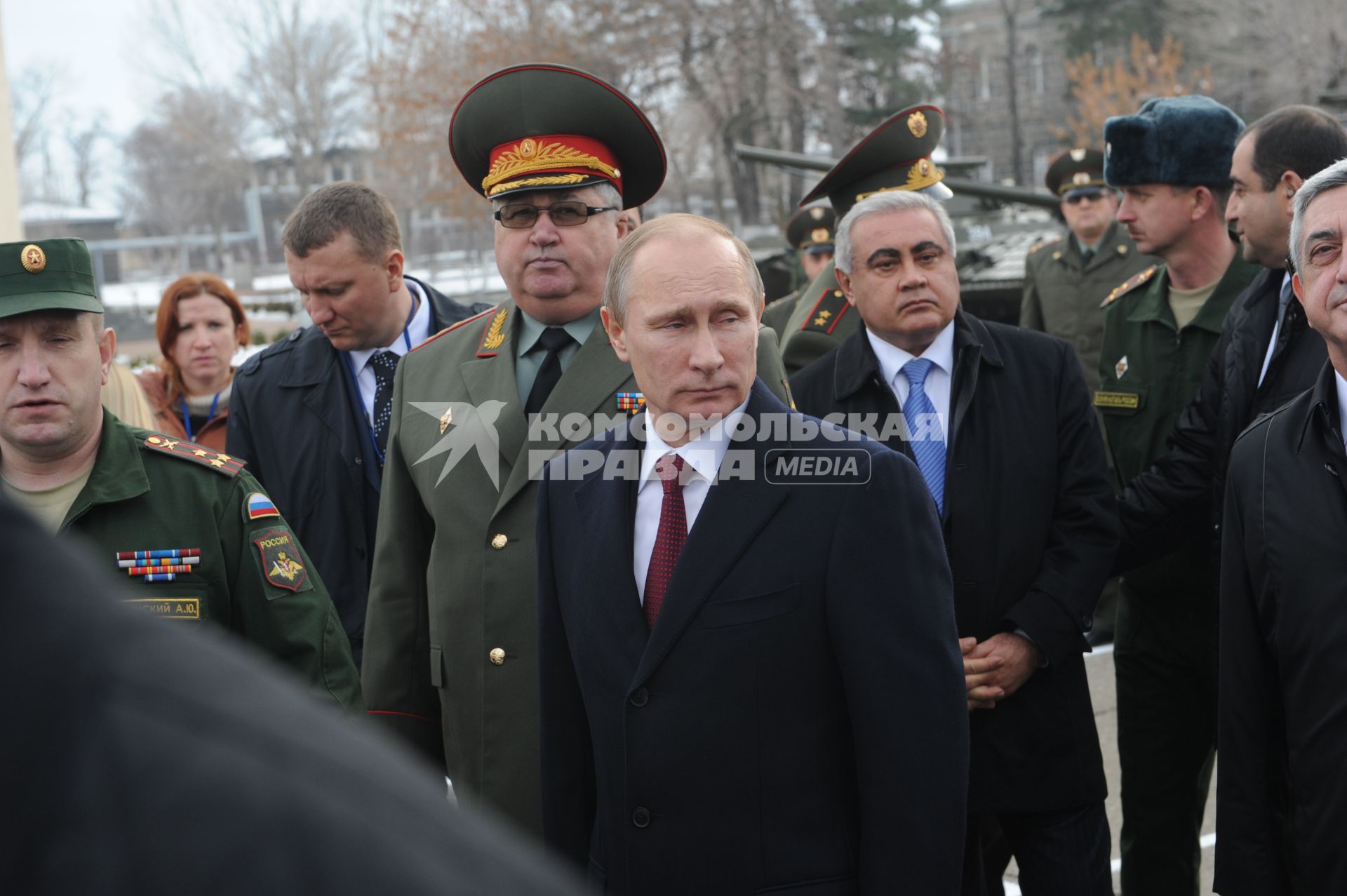 Визит президента России в Армению. Посещение 102-ой российской военной базы в Гюмри. На снимке: президент России Владимир Путин и президент Армении Серж Саргсян (справа).