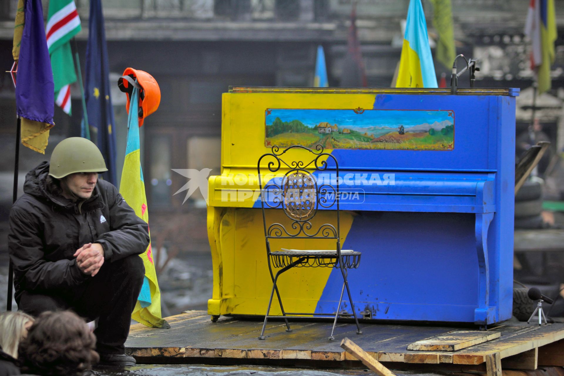 Пианино раскрашенное в цвета украинского флага на площади во время беспорядков в Киеве.