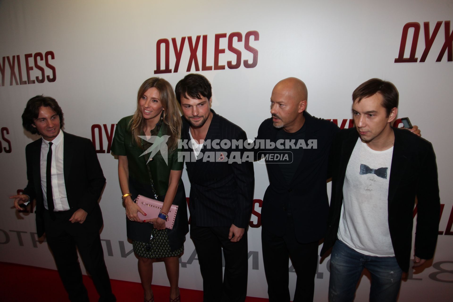 Диск73. Премьера фильма Духless 2012 год. На снимке: актер Козловский Даниил (в центре), режиссер Бондарчук Федор (второй справа) и его жена Светлана