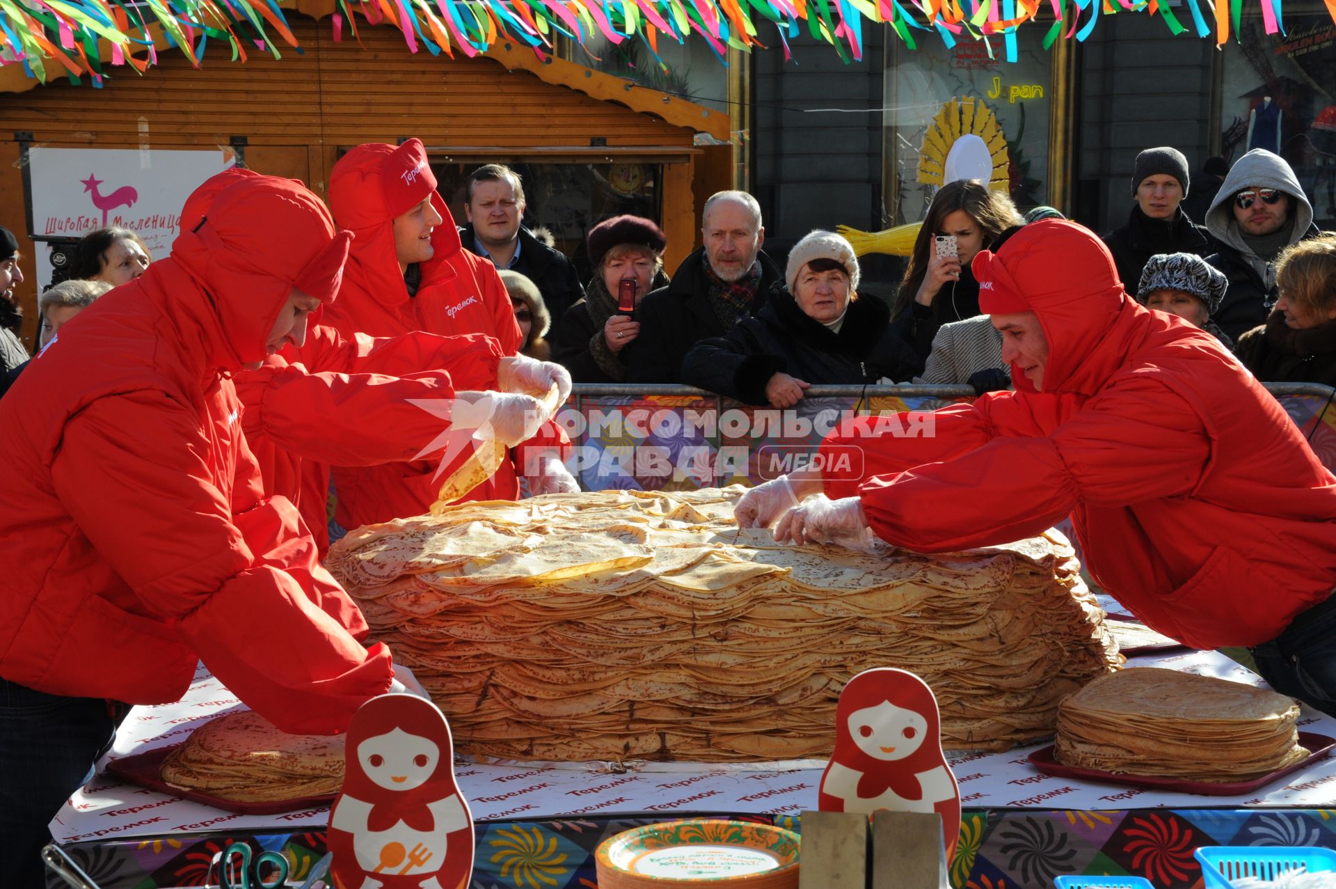 Фестиваль `Широкая Масленица` в Москве. Кузнецкий мост. На снимке: пекари во время приготовления гигантского пирога из 4000 блинов и весом 500 кг .