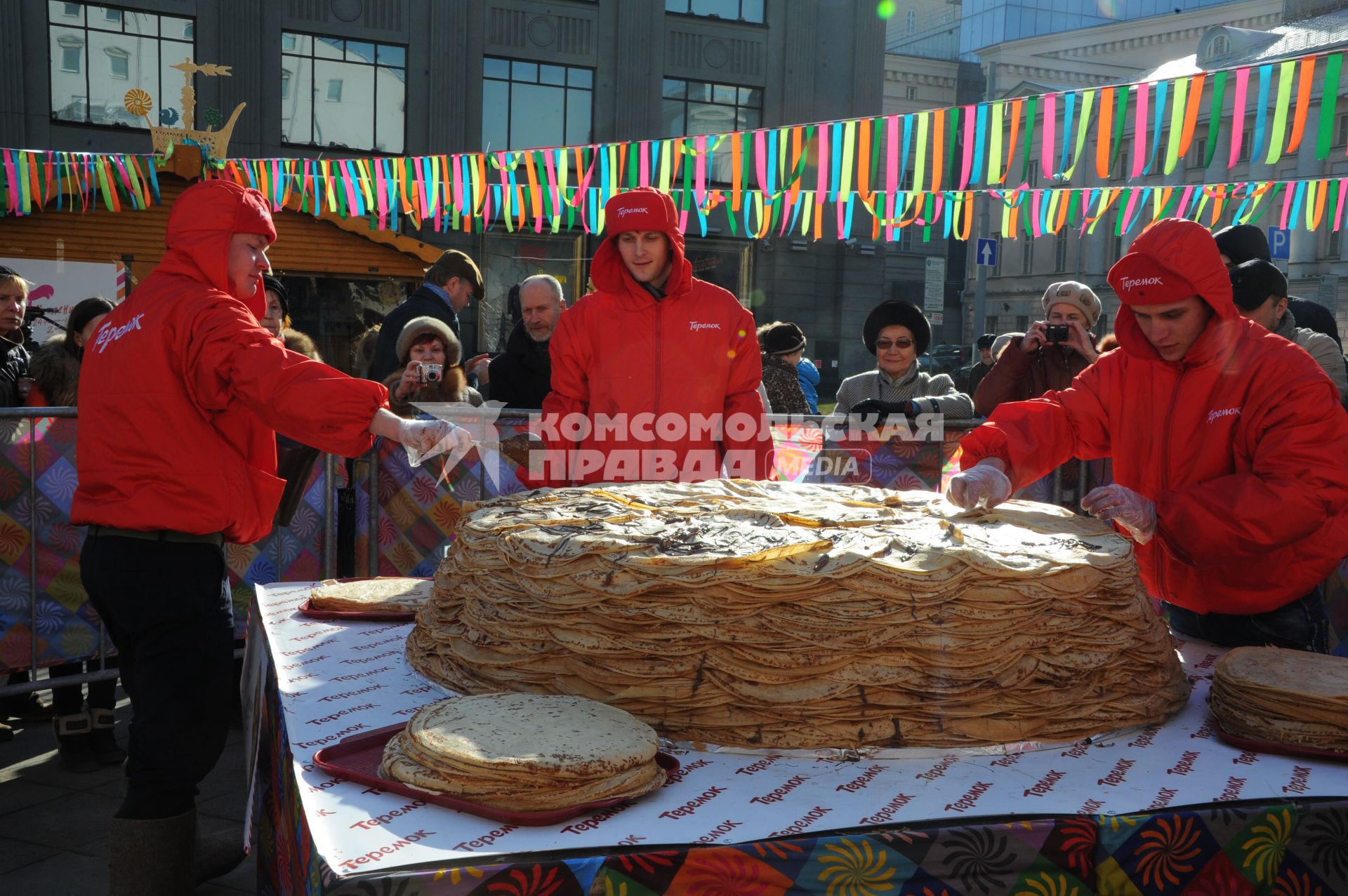 Фестиваль `Широкая Масленица` в Москве. Кузнецкий мост. На снимке: пекари во время приготовления гигантского пирога из 4000 блинов и весом 500 кг .