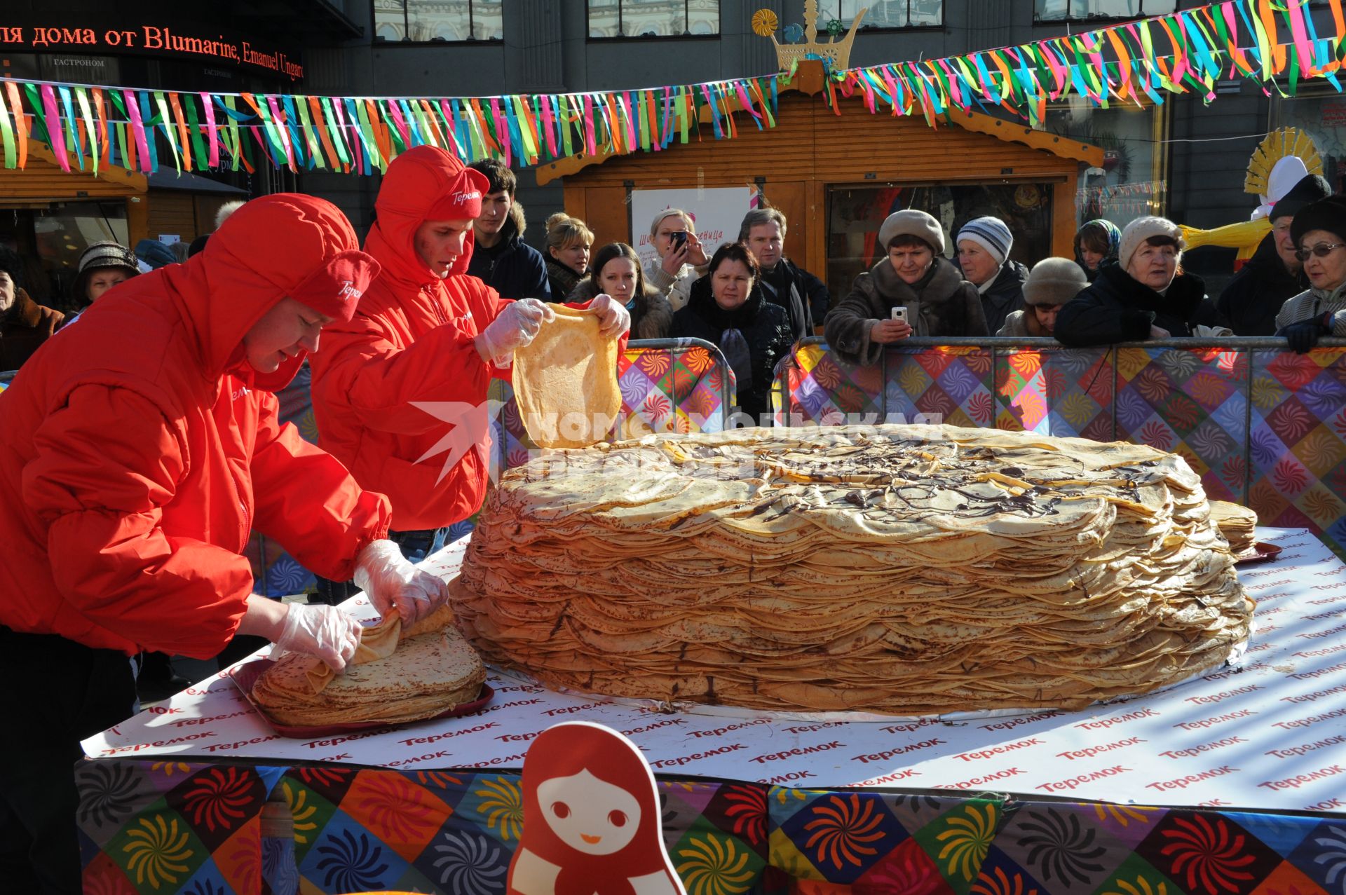 Фестиваль `Широкая Масленица` в Москве. Кузнецкий мост. На снимке: пекари во время приготовления гигантского пирога из 4000 блинов и весом 500 кг .