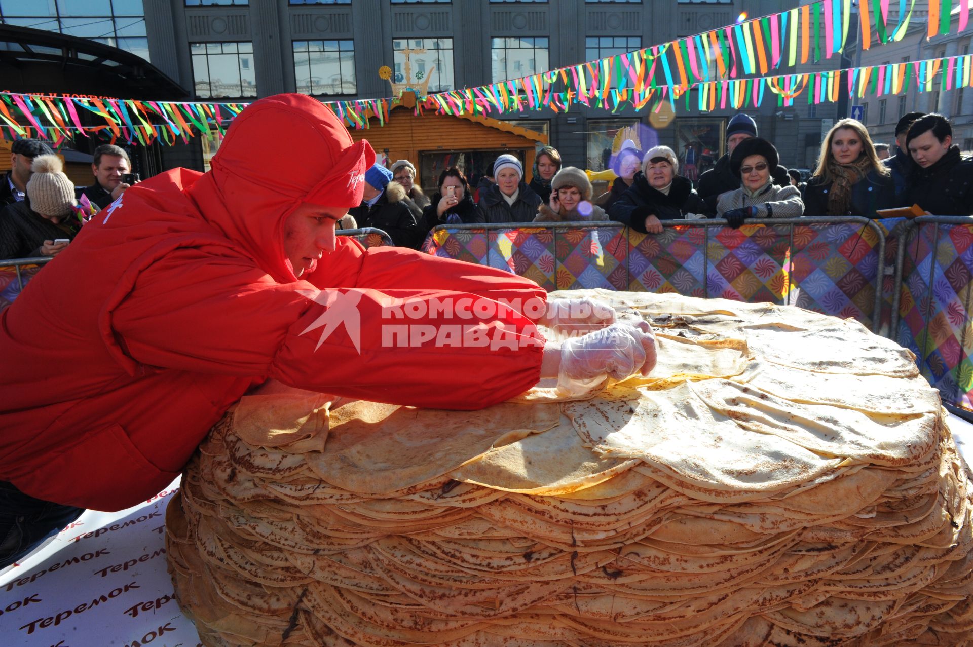 Фестиваль `Широкая Масленица` в Москве. Кузнецкий мост. На снимке: пекарь во время приготовления гигантского пирога из 4000 блинов и весом 500 кг .