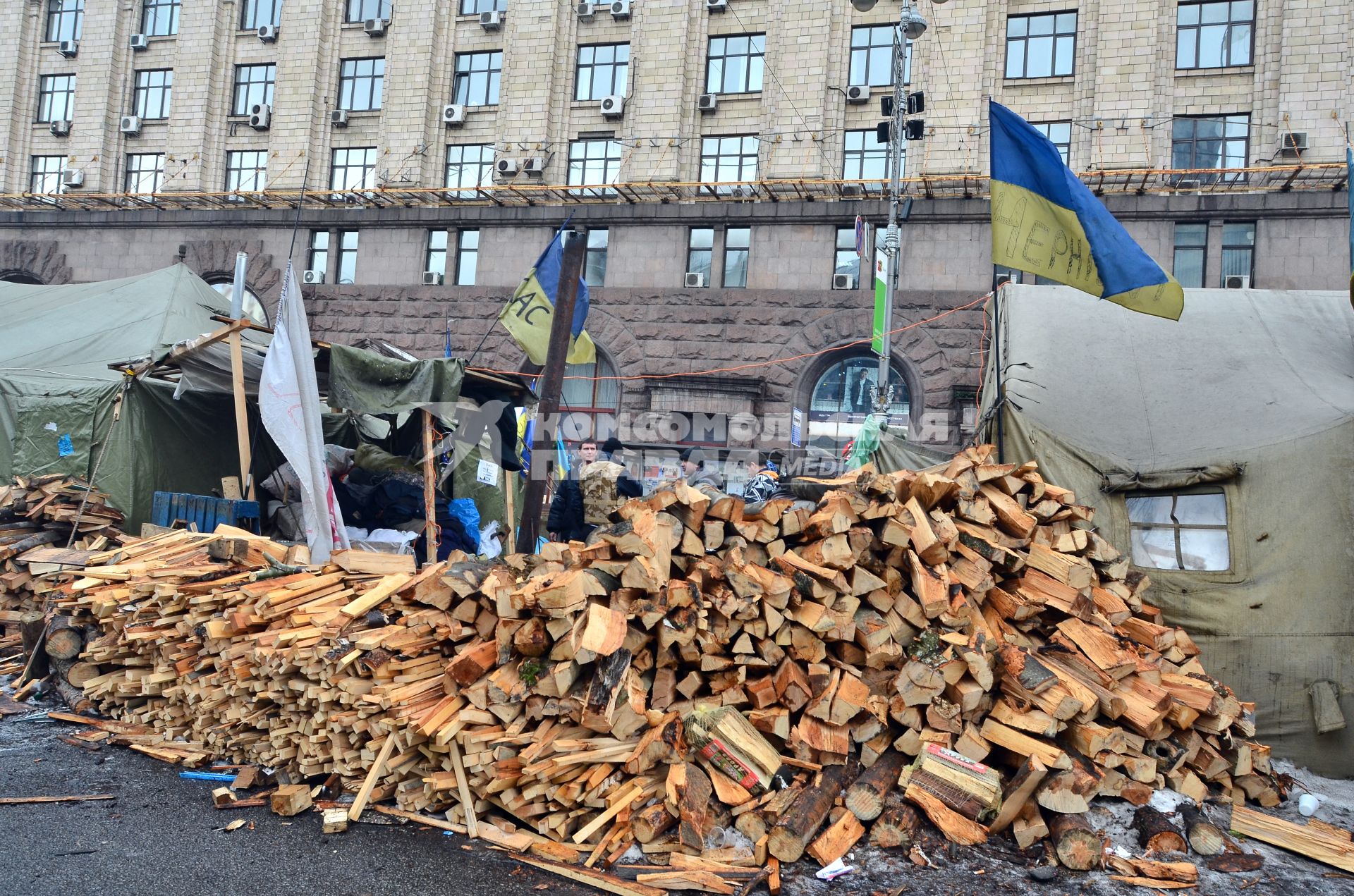 Дровница на улице у палаточного лагеря во время волнений в Киеве.