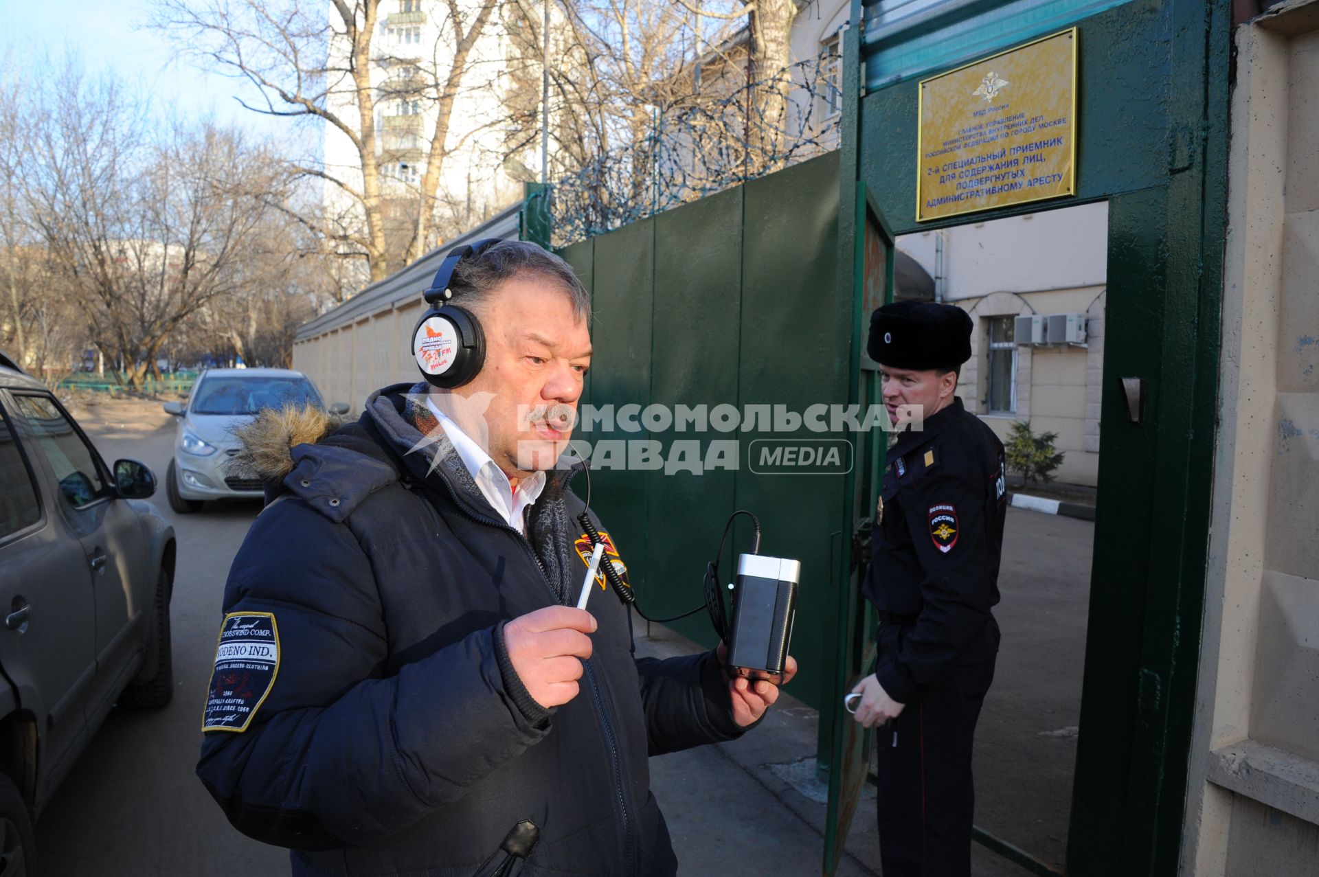 Заместитель редактора отдела международной и внутренней политики газеты КП Александр Гамов принес радиоприемник, настроенный на волну КП и продукты для сопредседателя РПР-ПАРНАС Бориса Немцова, задержанного за акцию на Манежной площади в поддержку осужденных по «болотному делу» и получившему 10 суток. На снимке: Александр Гамов у стен 2-го спецприемника в Мневниках.