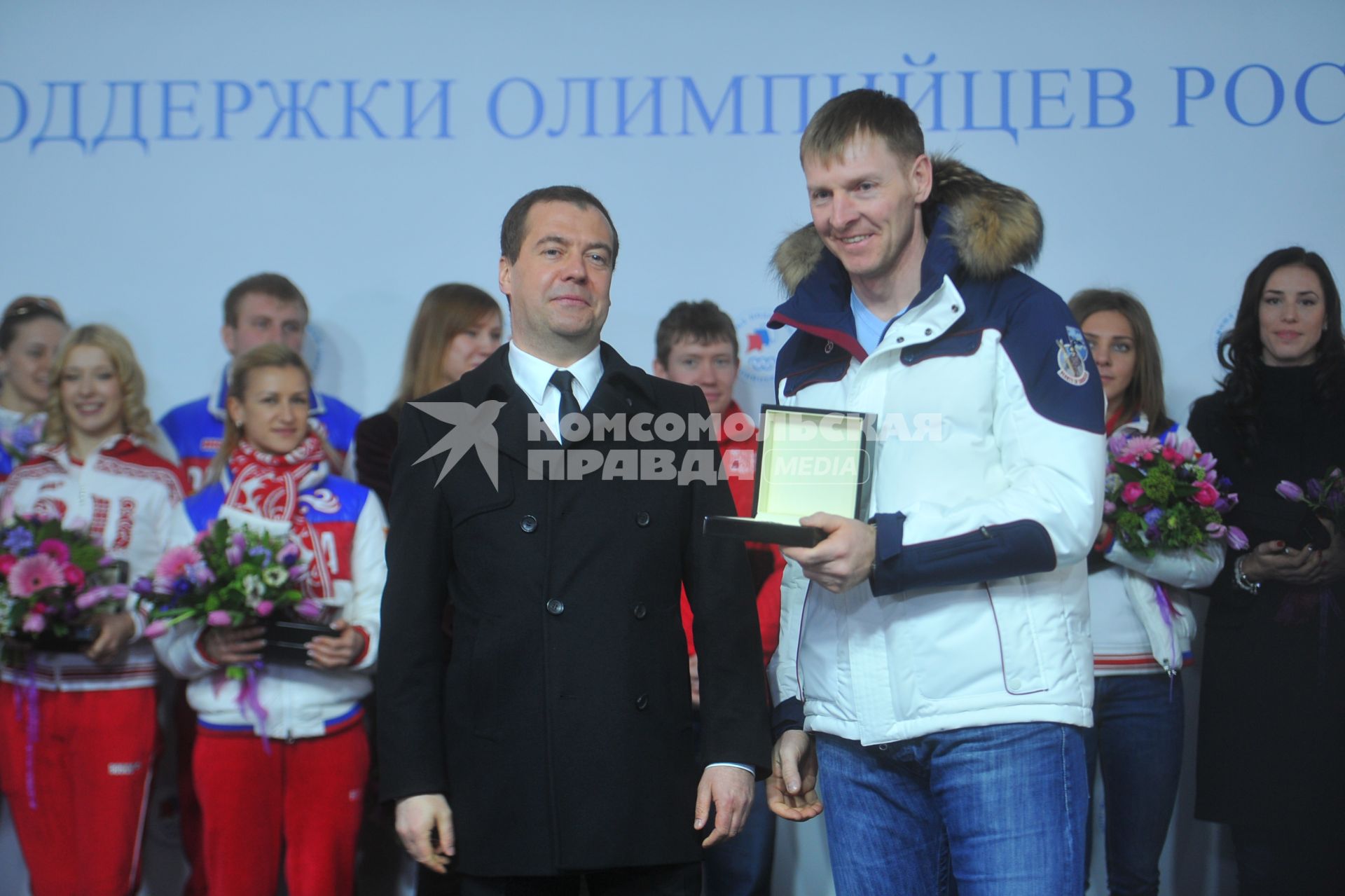 Церемония вручения автомобилей призерам XXII зимних Олимпийских игр в Сочи. На снимке: председатель правительства России Дмитрий Медведев и двукратный олимпийский чемпион в бобслее Александр Зубков