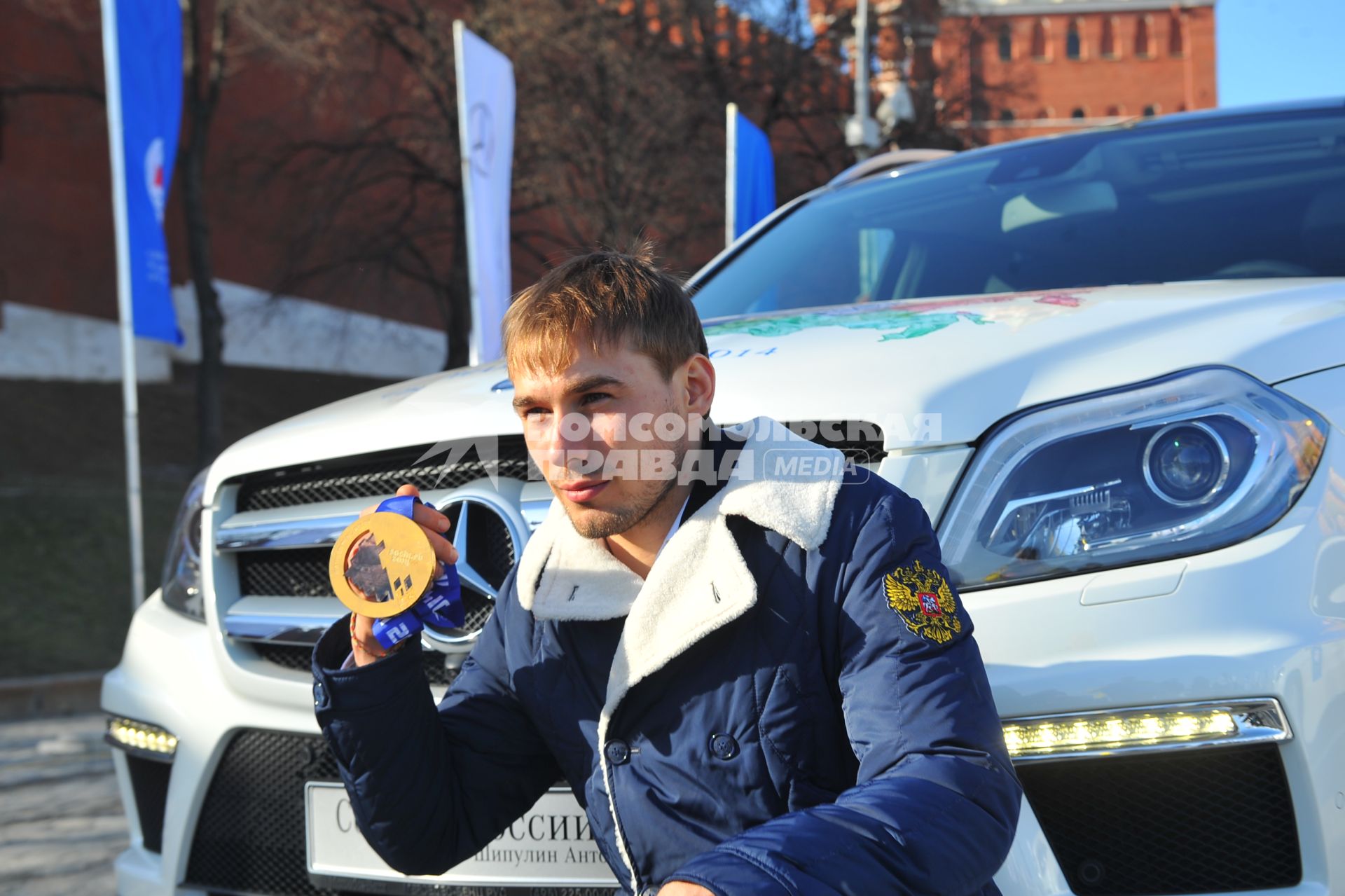 Церемония вручения автомобилей призерам XXII зимних Олимпийских игр в Сочи. На снимке: российский биатлонист Антон Шипулин.