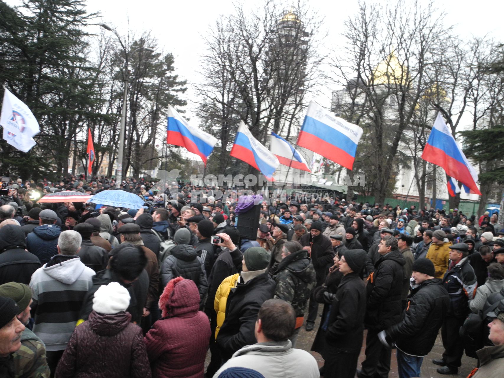 Митинг у здания парламента Крыма в Симферополе. Российские флаги на митинге.