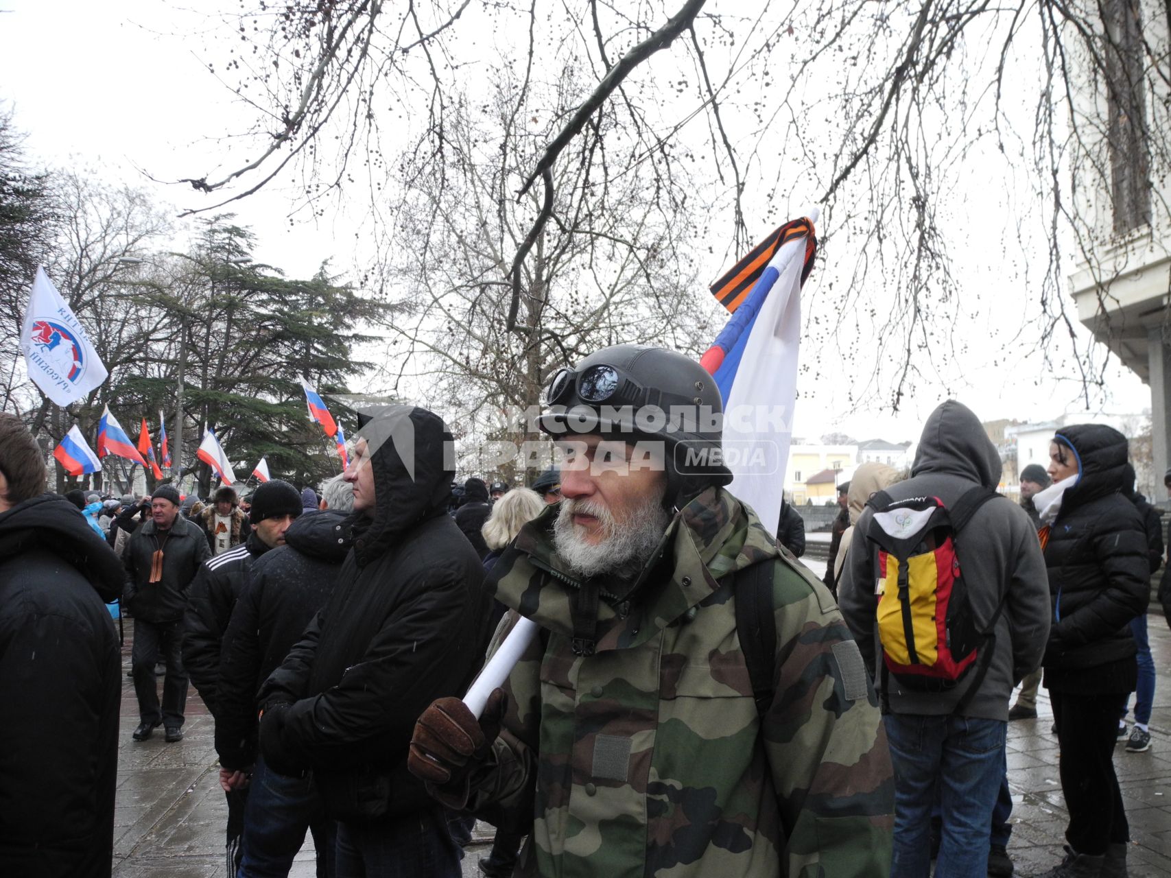 Митинг у здания парламента Крыма в Симферополе Мужчина в камуфляже с российским флагом.