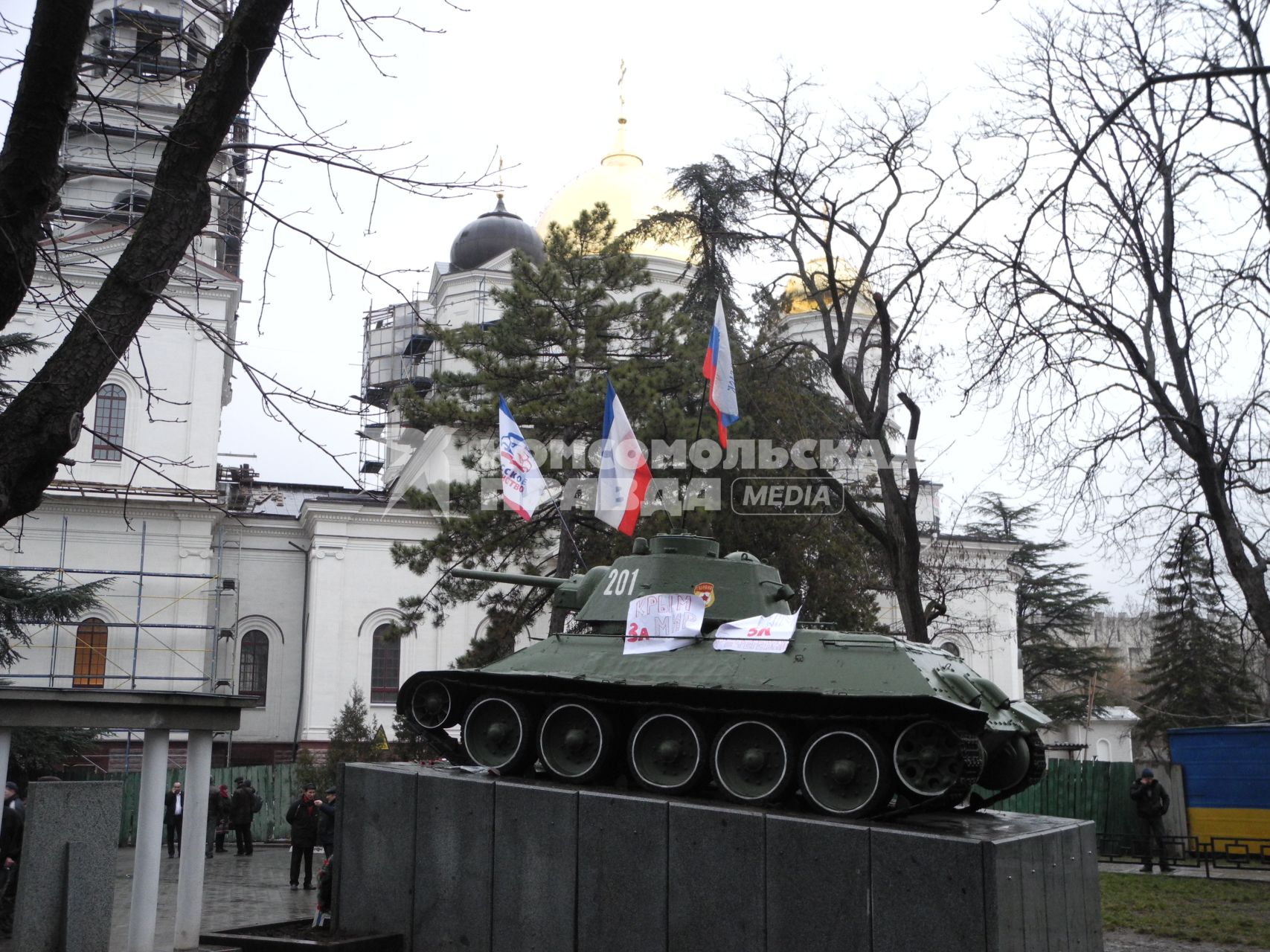 Митинг у здания парламента Крыма в Симферополе. Памятник танку `т-34` украшен флагом автономной республики Крым и российским флагом.