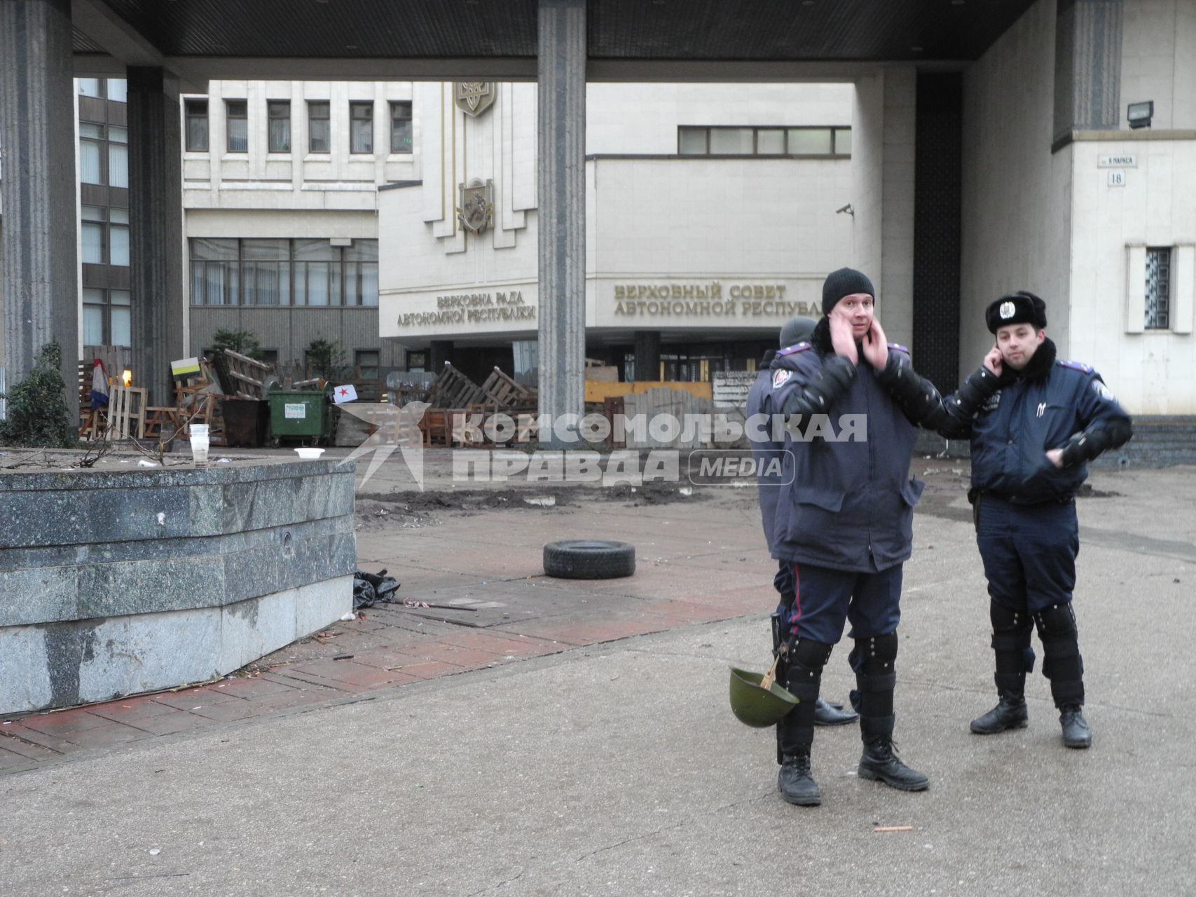 Митинг у здания парламента Крыма в Симферополе. Представители милиции на фоне баррикад у здания парламента.