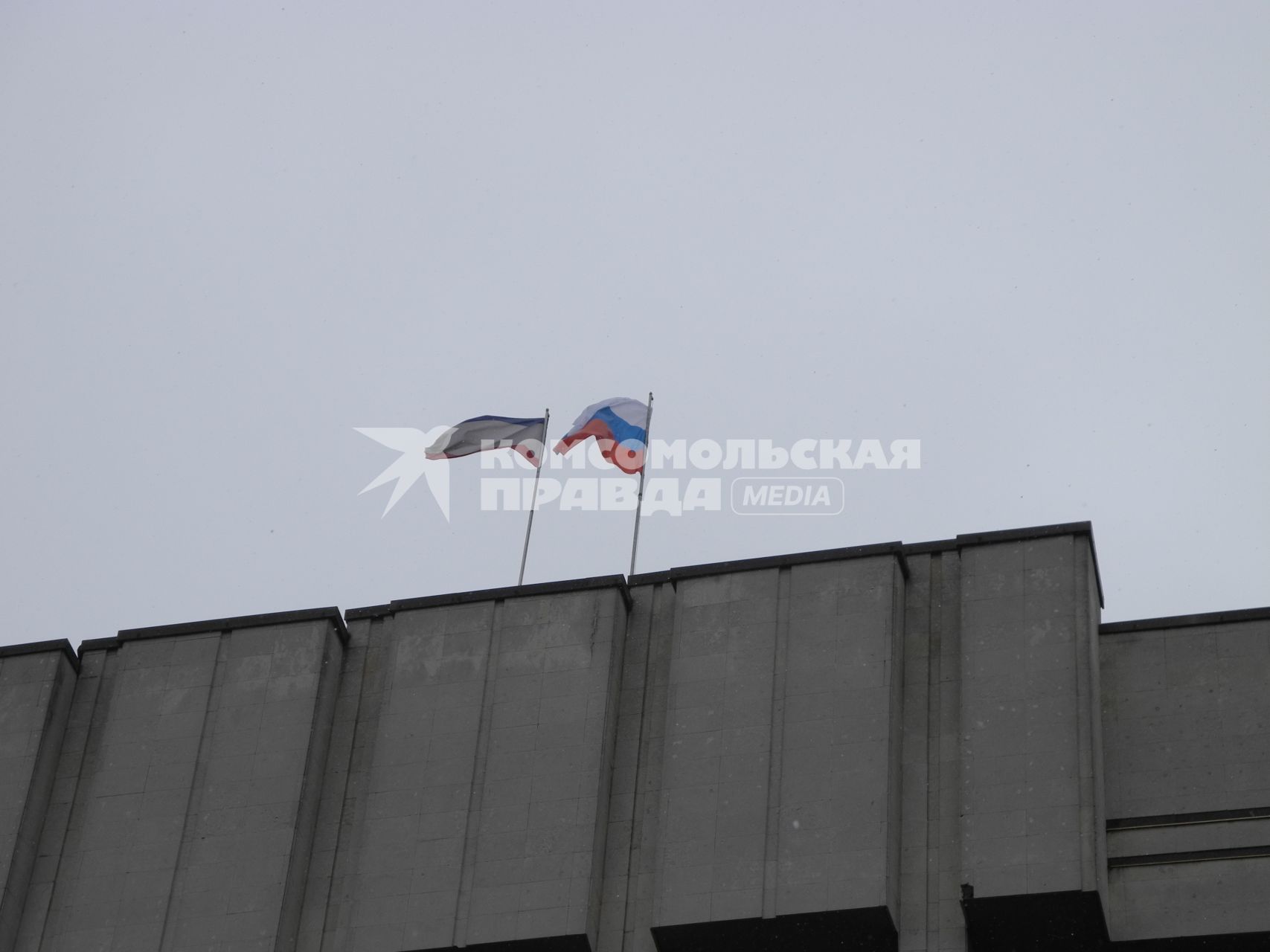 Митинг у здания парламента Крыма в Симферополе. Флаг автономной республики Крым и российский флаг на здании парламента.