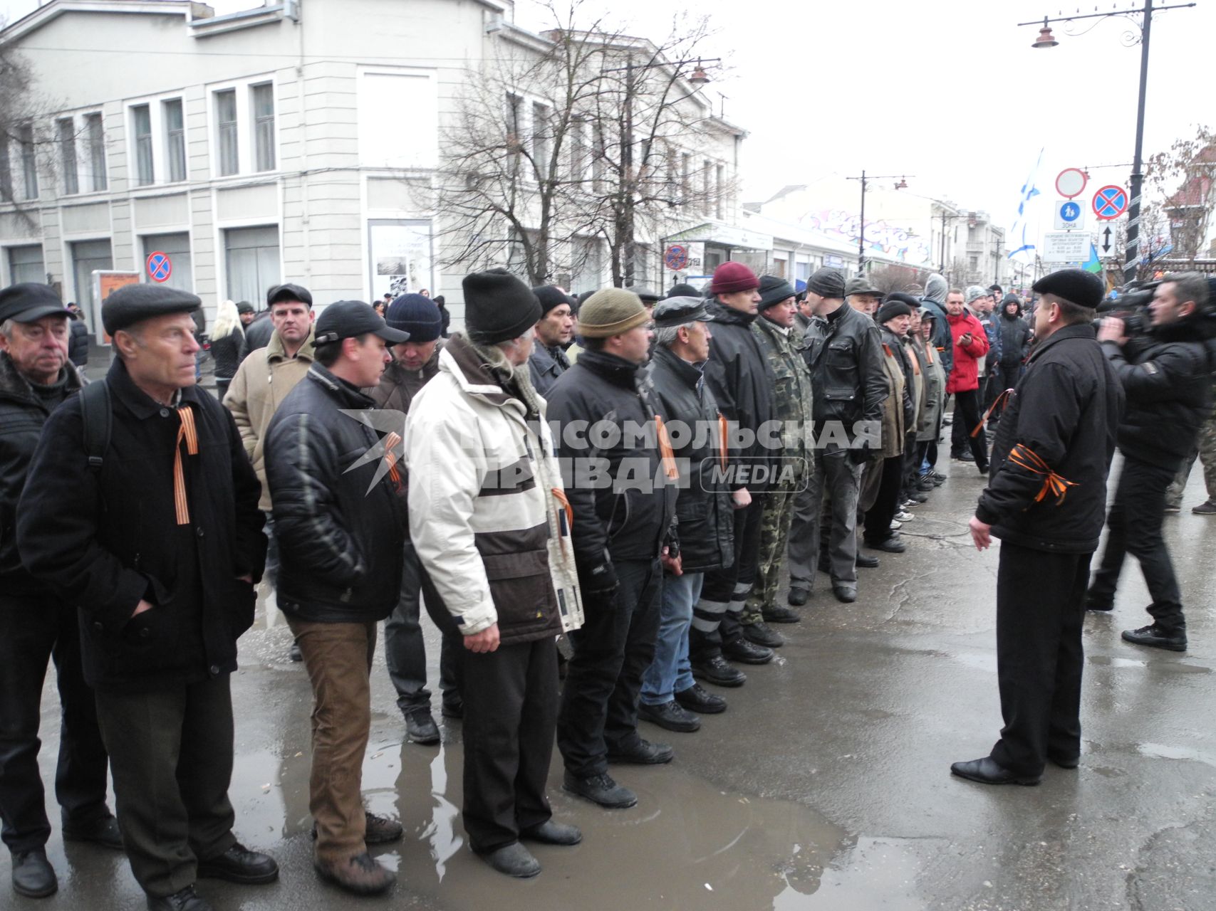 Митинг у здания парламента Крыма в Симферополе.