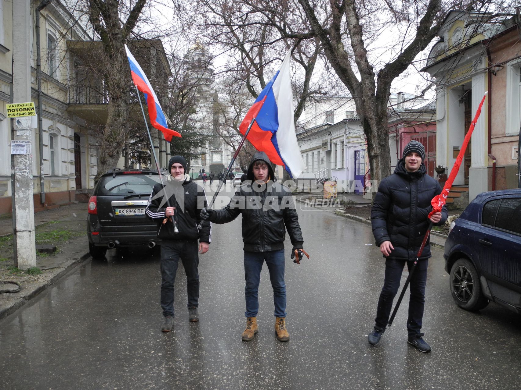 Люди с российскими флагами на улицах Симферополя во время волнений в Украине.