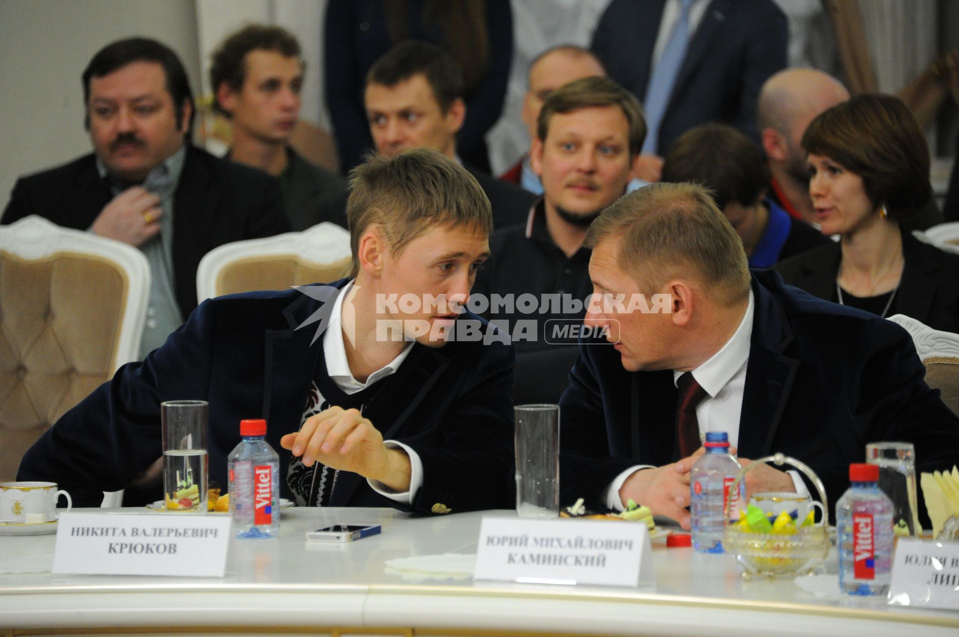 Мэр Москвы встретился с победителями и призерами Олимпийских игр в Сочи. На снимке: лыжник Никита Крюков (слева) и его тренер Юрий Каминский.