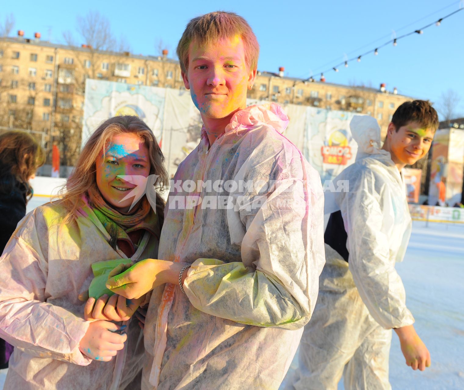 Ледовые катки - Фили. Фестиваль красок `ColorFest – яркий лед`. На снимке: молодые люди в защитном костюме в разноцветных красках.