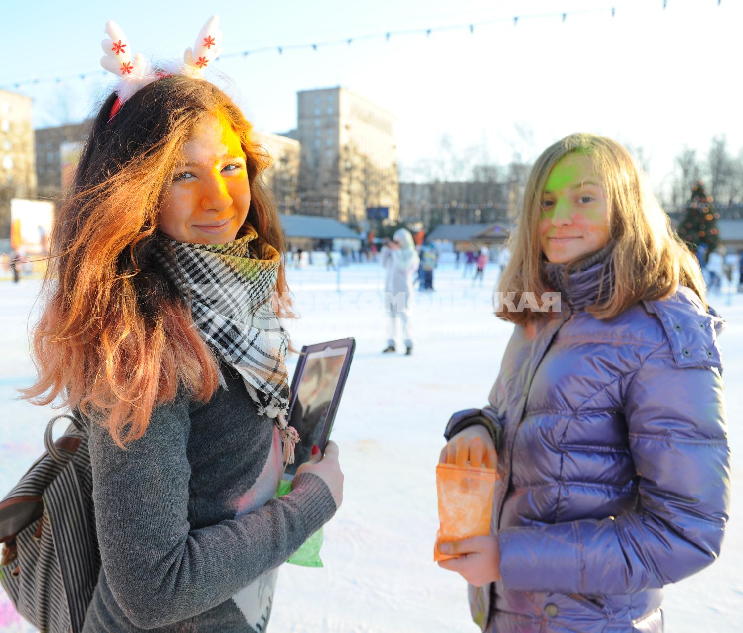 Ледовые катки - Фили. Фестиваль красок `ColorFest – яркий лед`. На снимке: девушки в разноцветных красках.