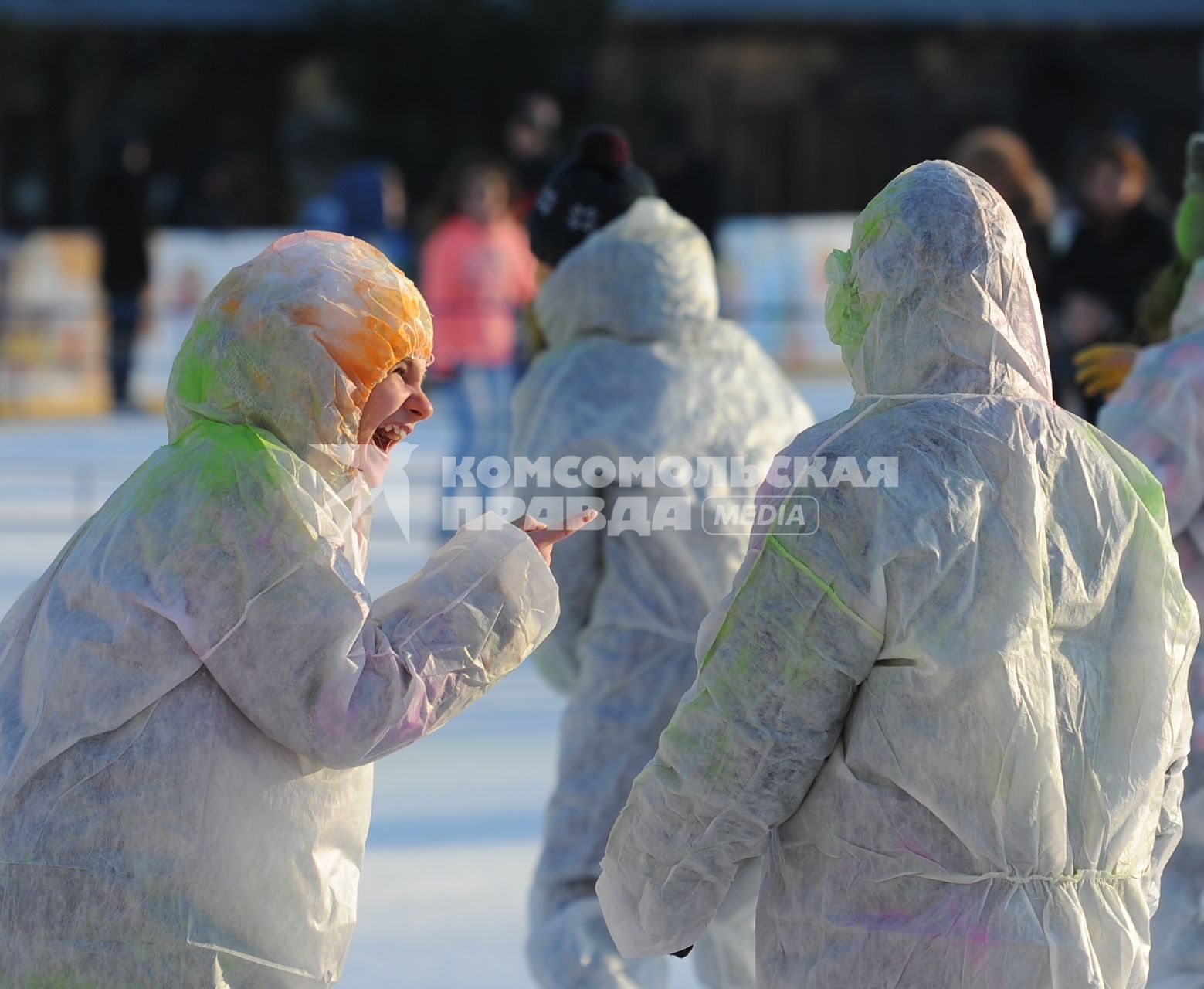 Ледовые катки - Фили. Фестиваль красок `ColorFest – яркий лед`. На снимке: девочки в защитном костюме.