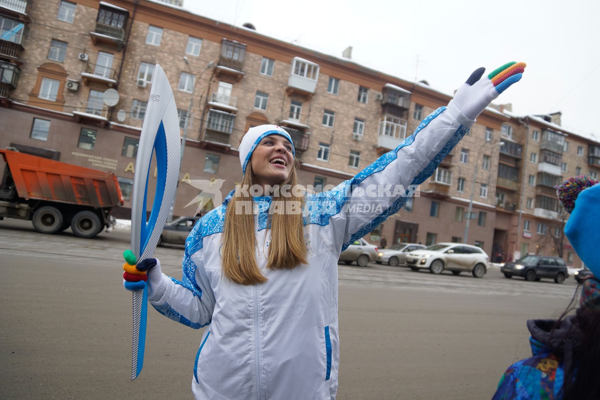 Первая вице-мисс `Екатеринбург-2012` Ирина Визгалова во время эстафеты Паралимпийского огня в Екатеринбурге.