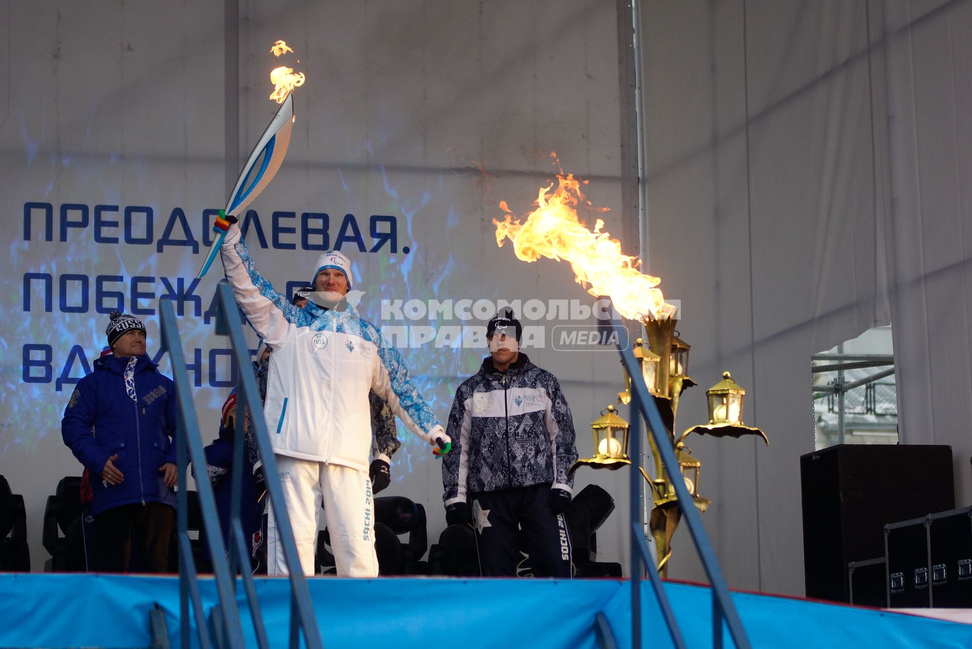 Трехкратный паралимпийский чемпион по легкой атлетике Артем Арефьев во время эстафеты Паралимпийского огня в Екатеринбурге.