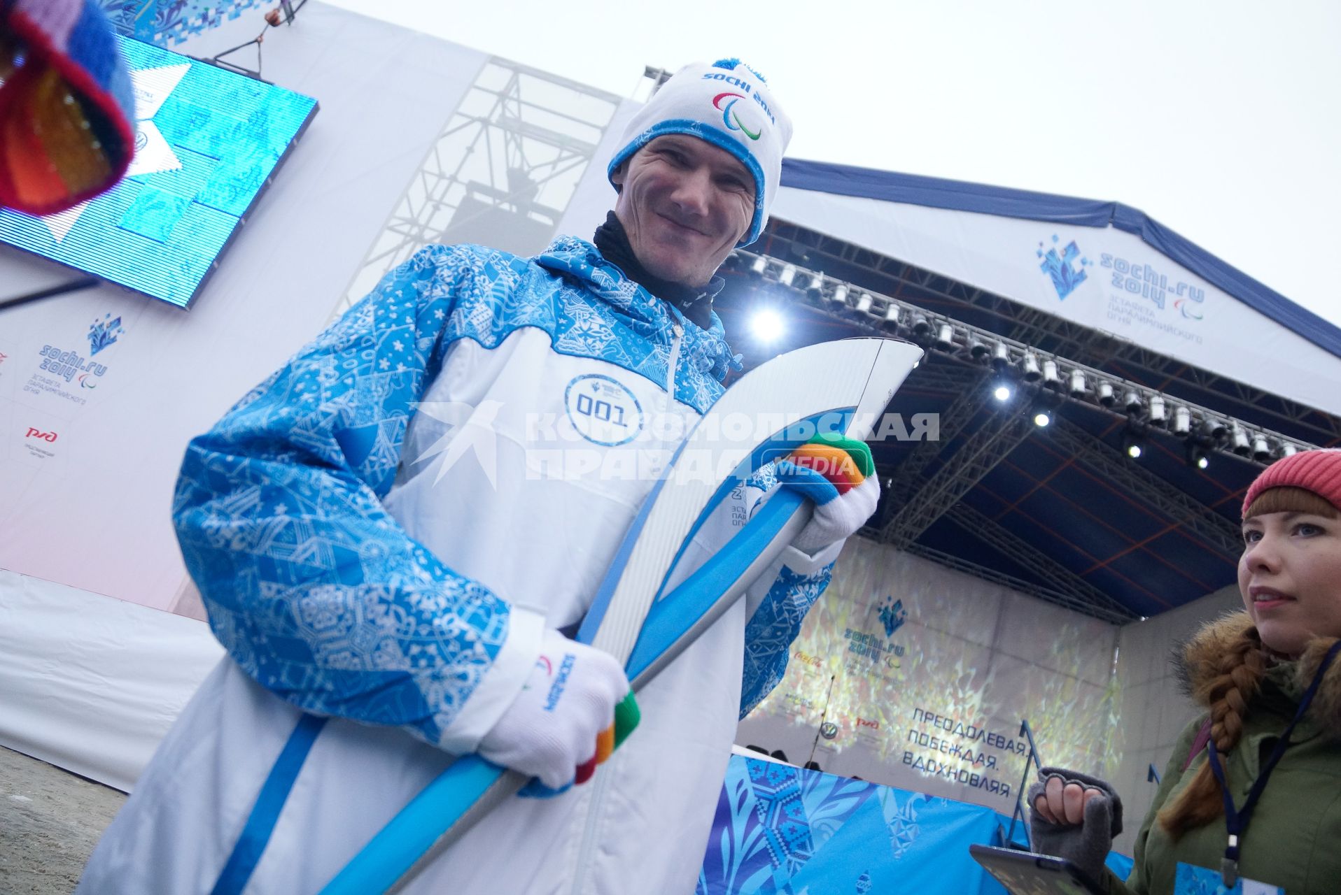 Артем Арефьев чемпион Летних Паралимпийских игр во время эстафеты Паралимпийского огня в Екатеринбурге.