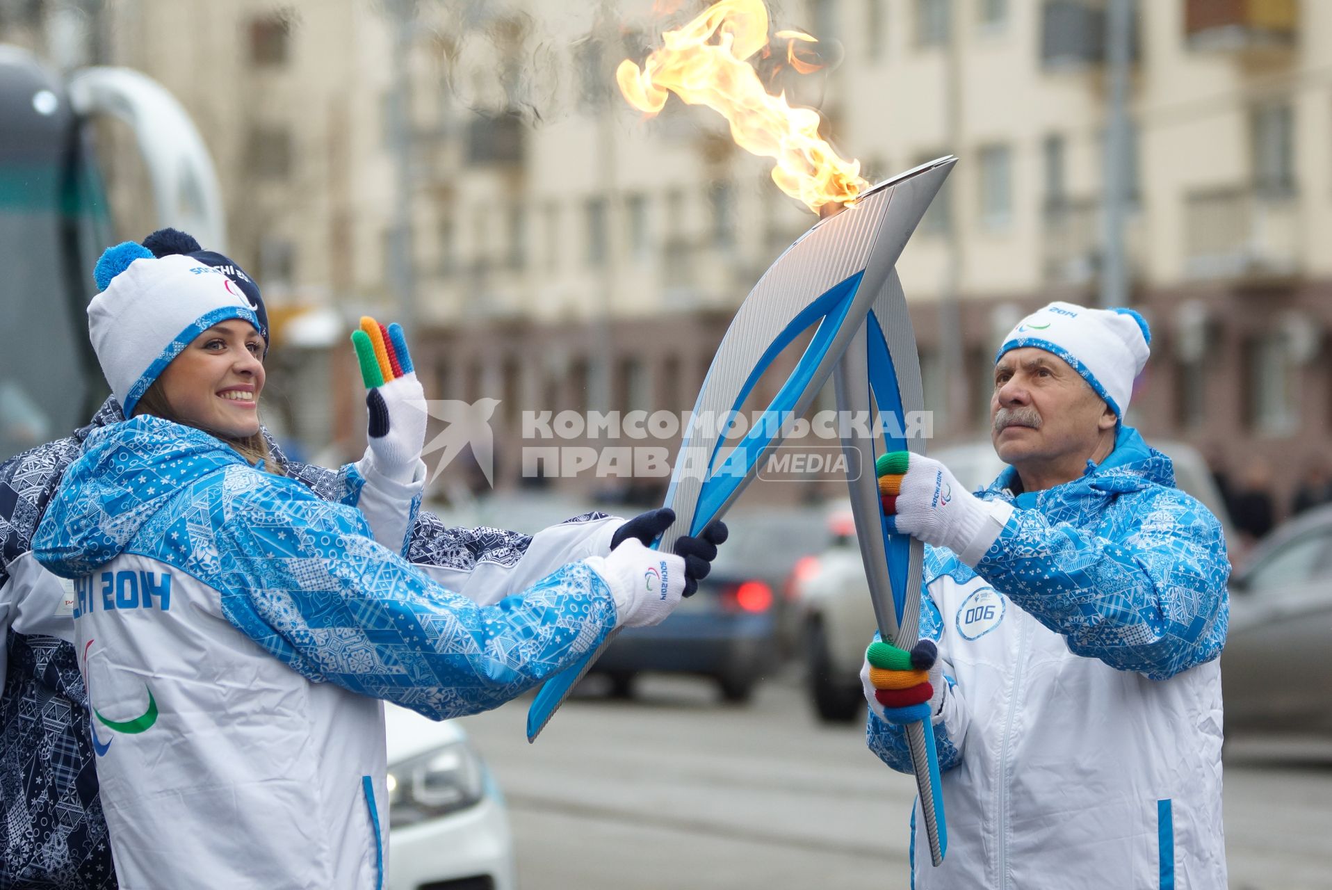 Первая вице-мисс `Екатеринбург-2012` Ирина Визгалова во время эстафеты Паралимпийского огня в Екатеринбурге.