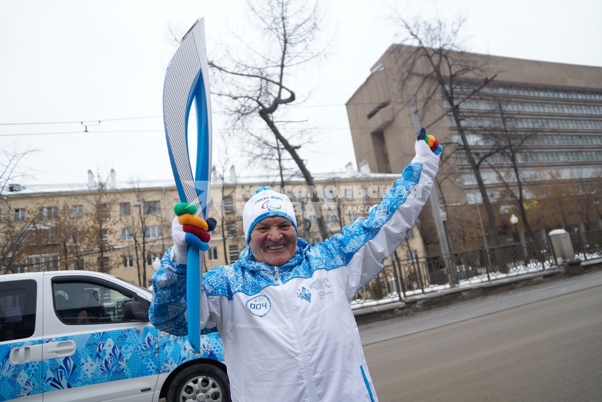 Геннадий Дворников, заслуженный мастер спорта России, первый чемпион Всемирных игр глухих 1961 года во время эстафеты Паралимпийского огня в Екатеринбурге.