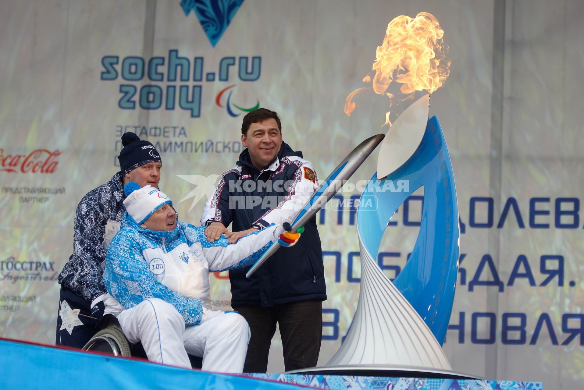 Сергей Зашихин - спортсмен-колясочник, мастер спорта России по кёрлингу и Губернатор Свердловской области Евгений Куйвашев во время эстафеты Паралимпийского огня в Екатеринбурге.