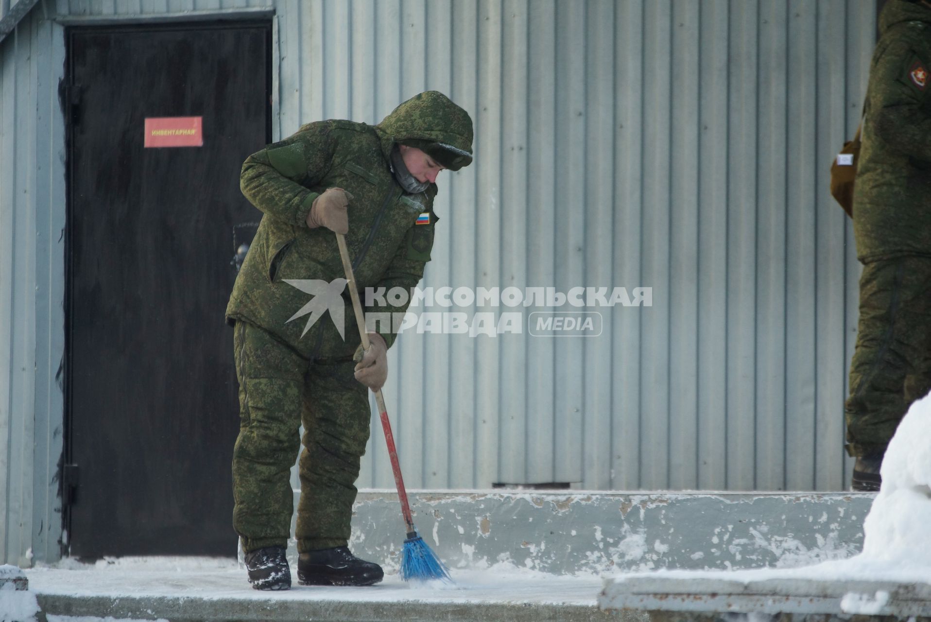 Полигон Уральского учебного центра под Екатеринбургом. Солдат убирает снег метлой.