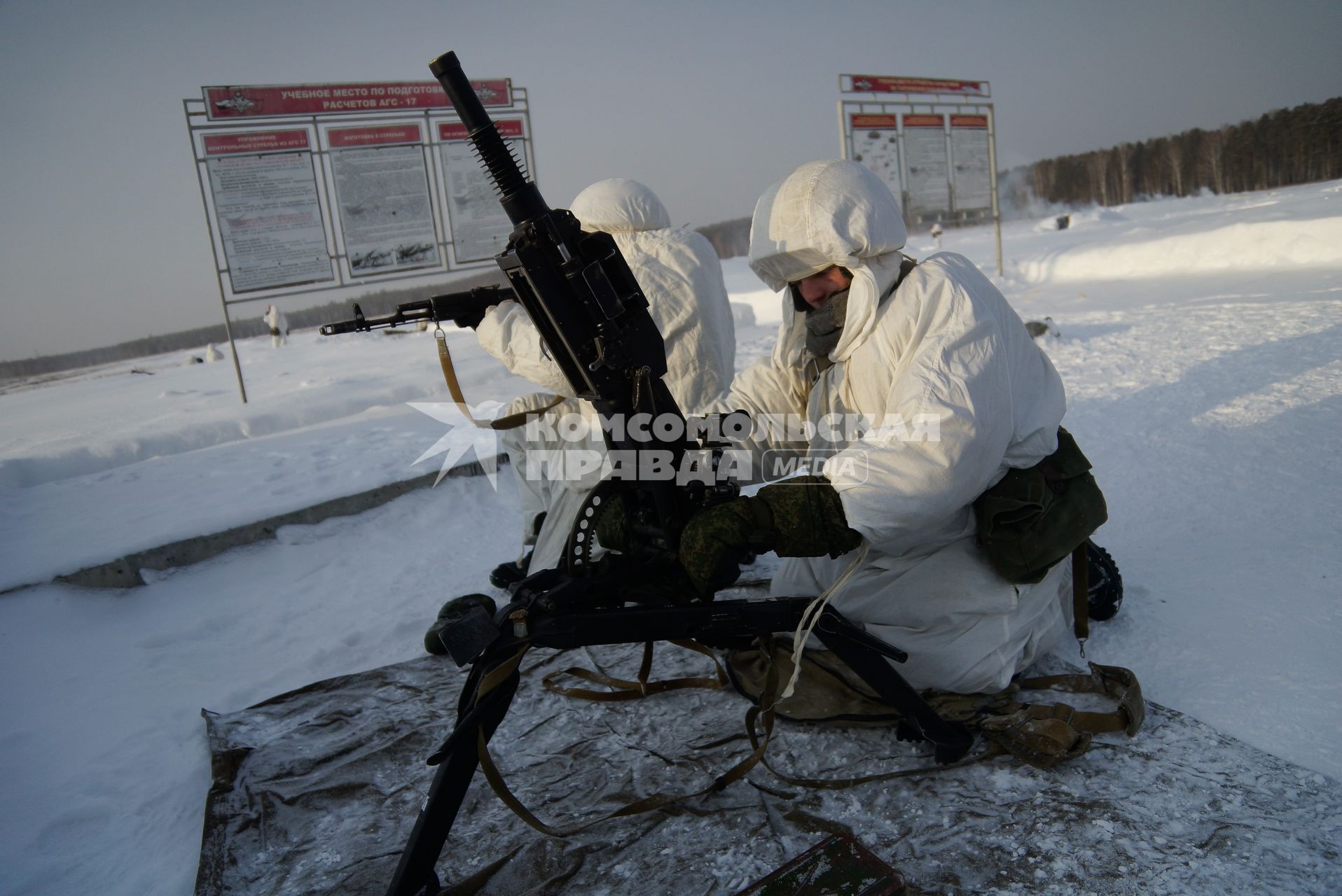 Полигон Уральского учебного центра под Екатеринбургом. Новобранцы на стрельбище. Гранатомет АГС-40.