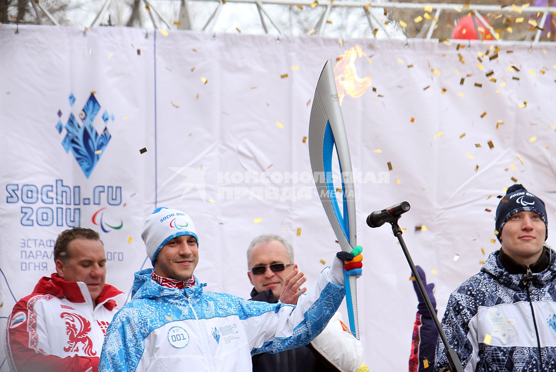 Эстафета паралимпийского огня в Саратове. Многократный чемпион России по плаванию Константин Лисенков.