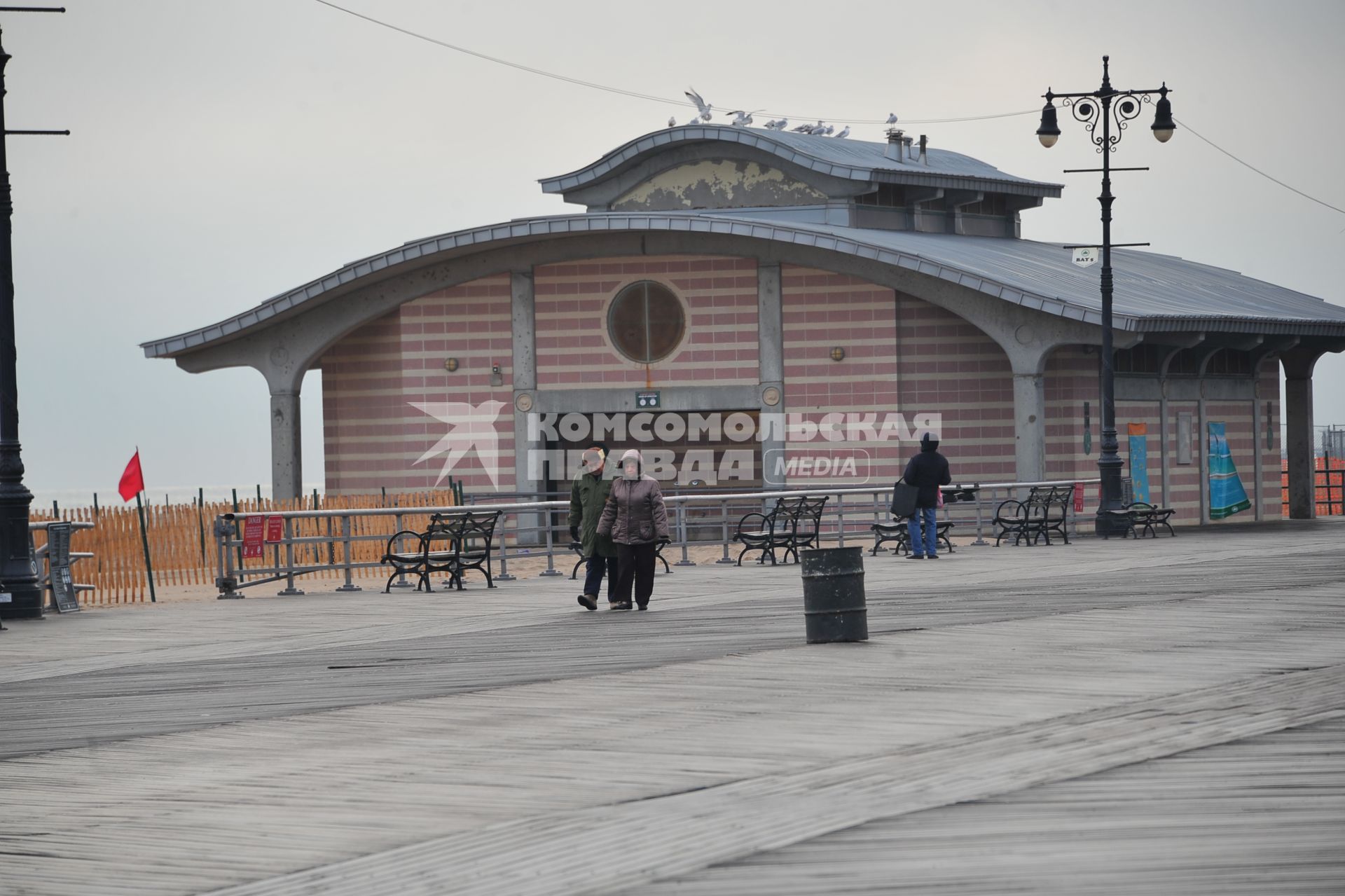 Русский район Брайтон бич (Brighton Beach) в Нью-Йорке. На снимке: набережная вдоль Атлантического океана.