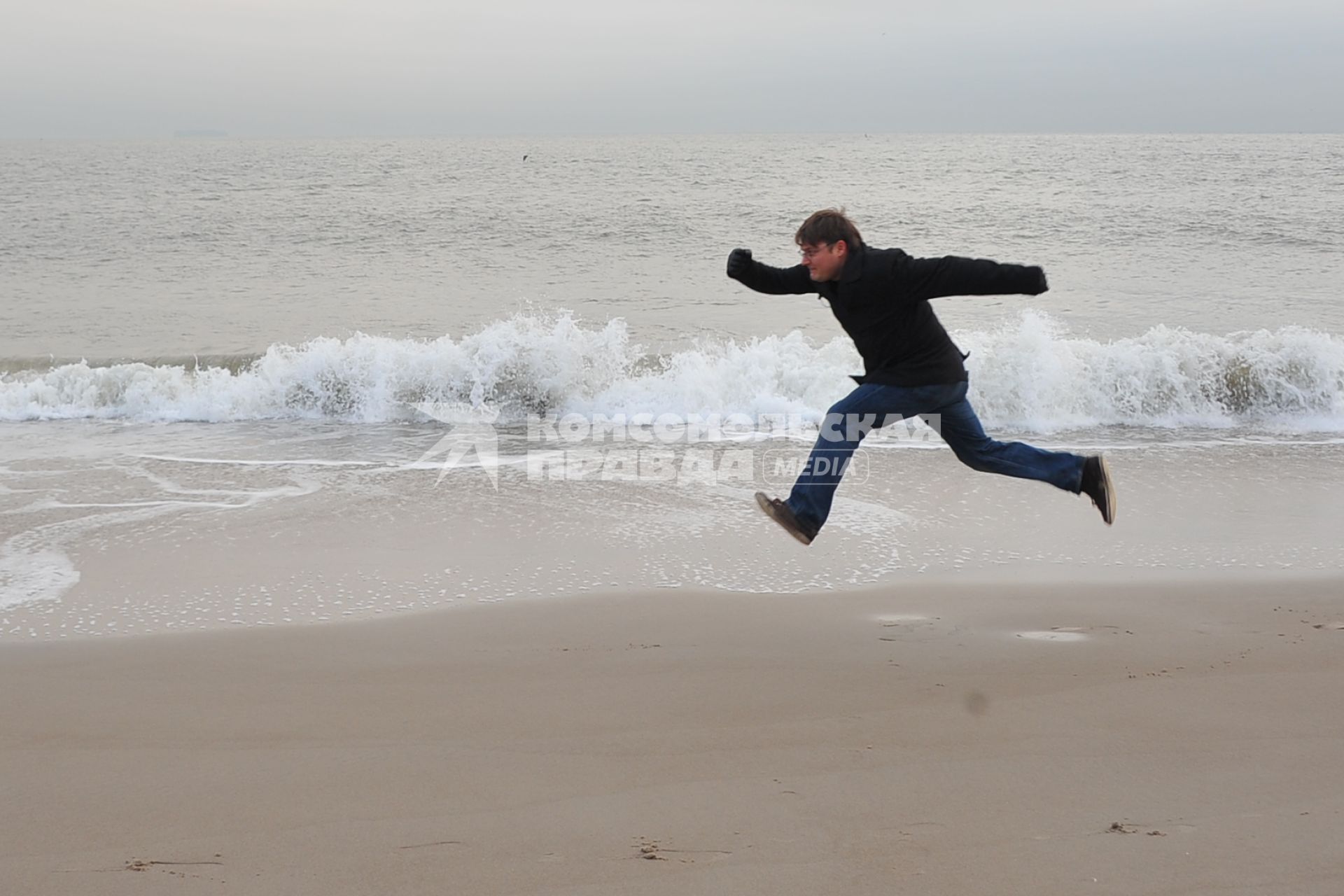 Русский район Брайтон бич (Brighton Beach) в Нью-Йорке. На снимке: редактор отдела экономики КП бежит по песку вдоль Атлантического океана.