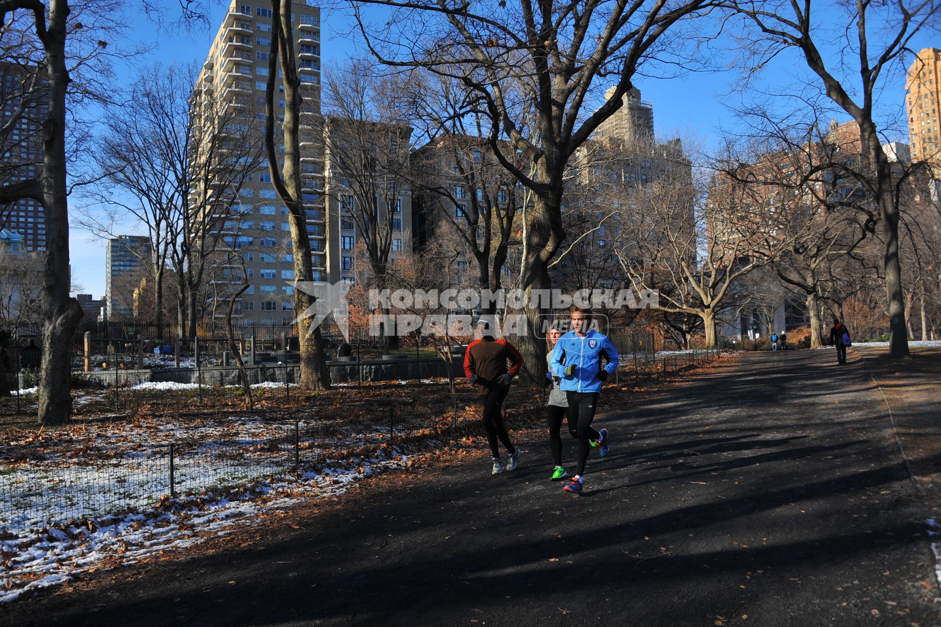 Центральный парк (англ. Central Park) в Нью-Йорке. На снимке: люди на пробежке.