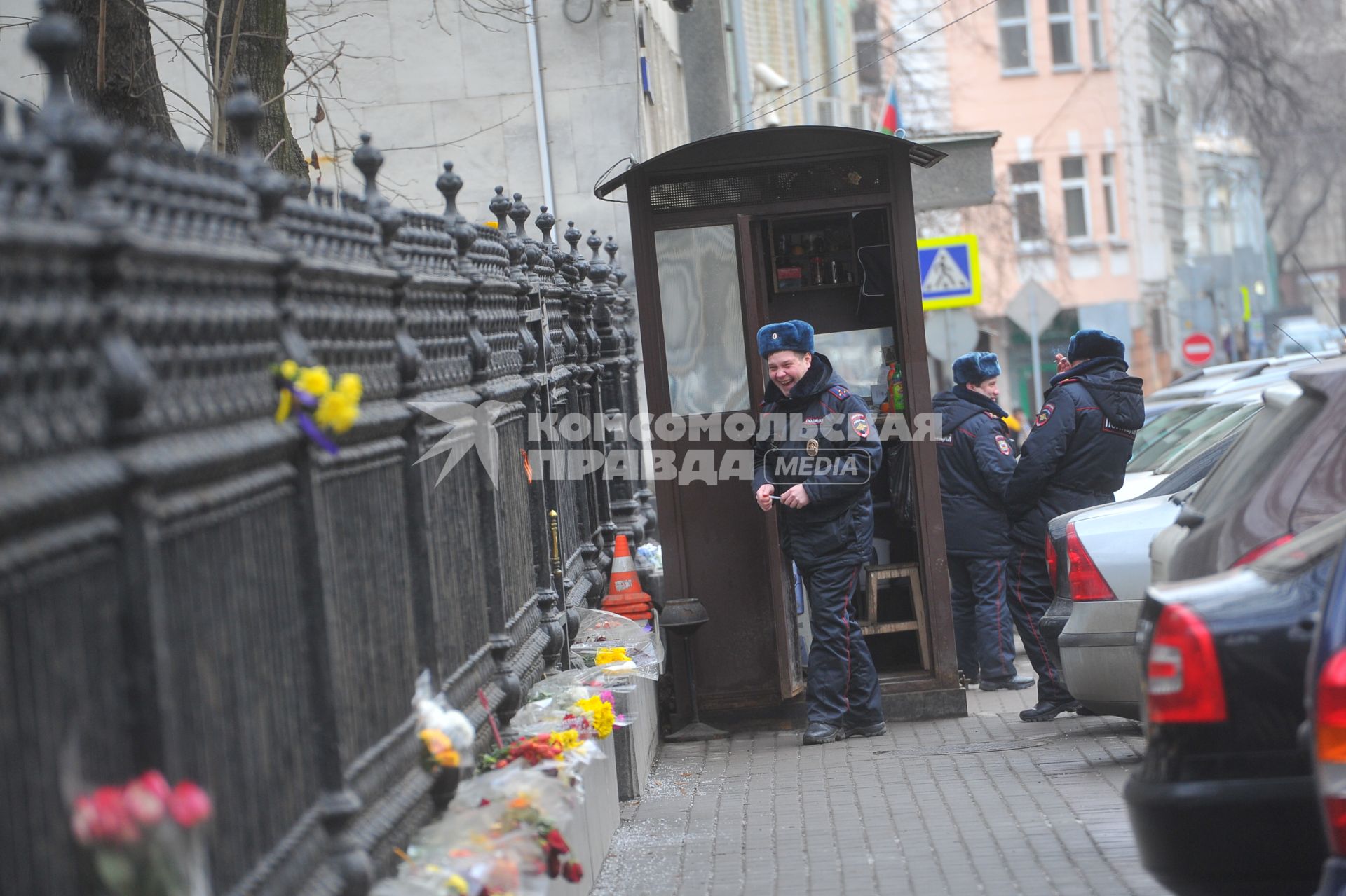 Посольство Украины в Москве. На снимке: полицейские у ворот.