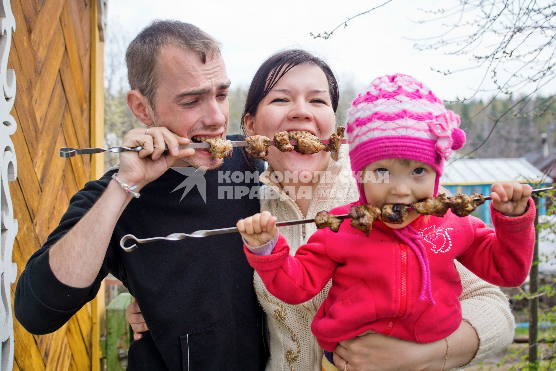 Семья с шашлыками.