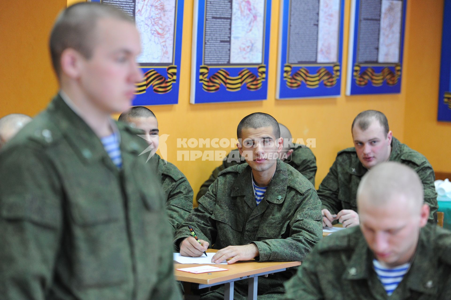 Первый зенитно-ракетный полк ВДВ. На снимке: солдат пишет письмо.