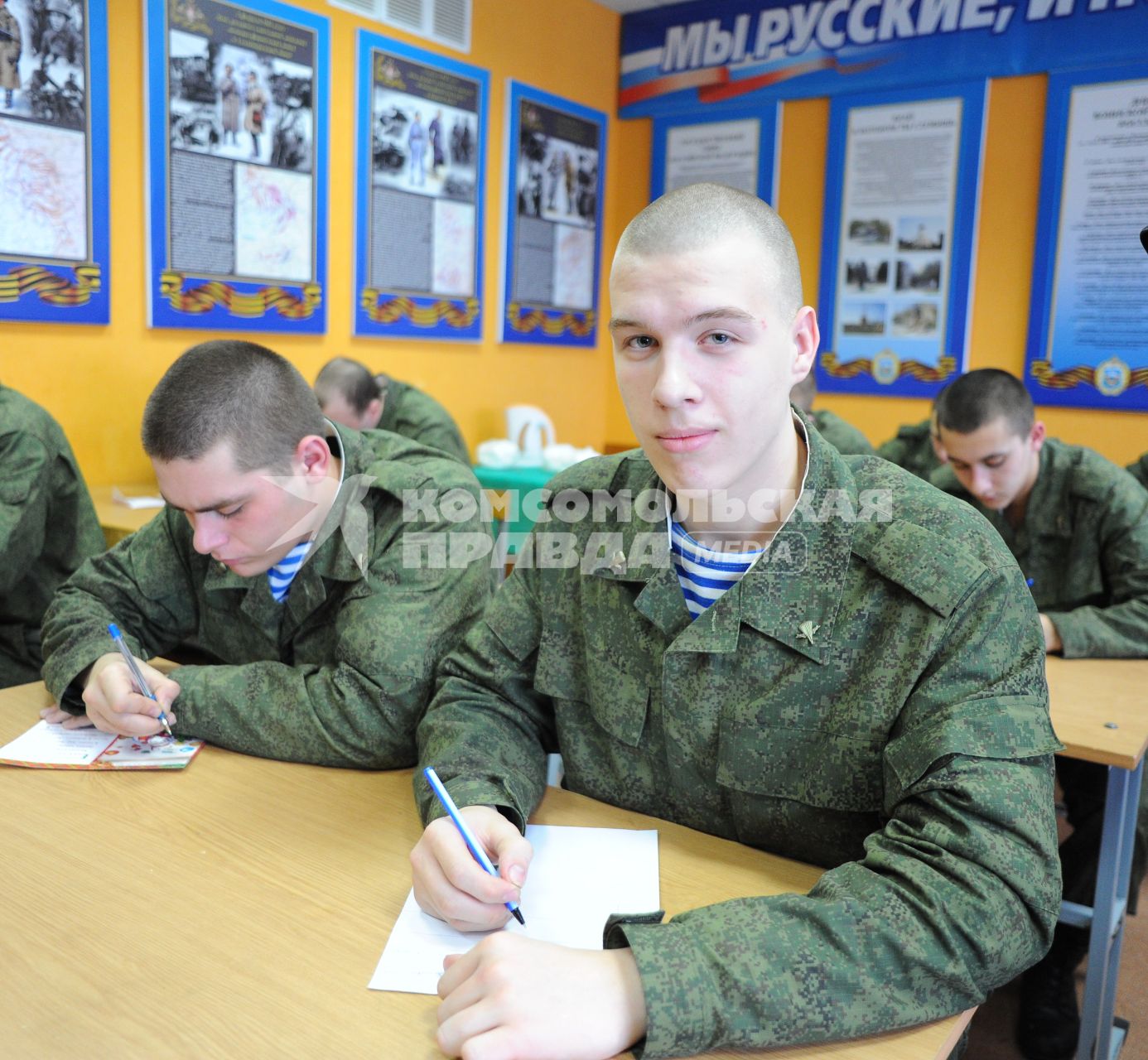 Первый зенитно-ракетный полк ВДВ. На снимке: солдат пишет письмо.