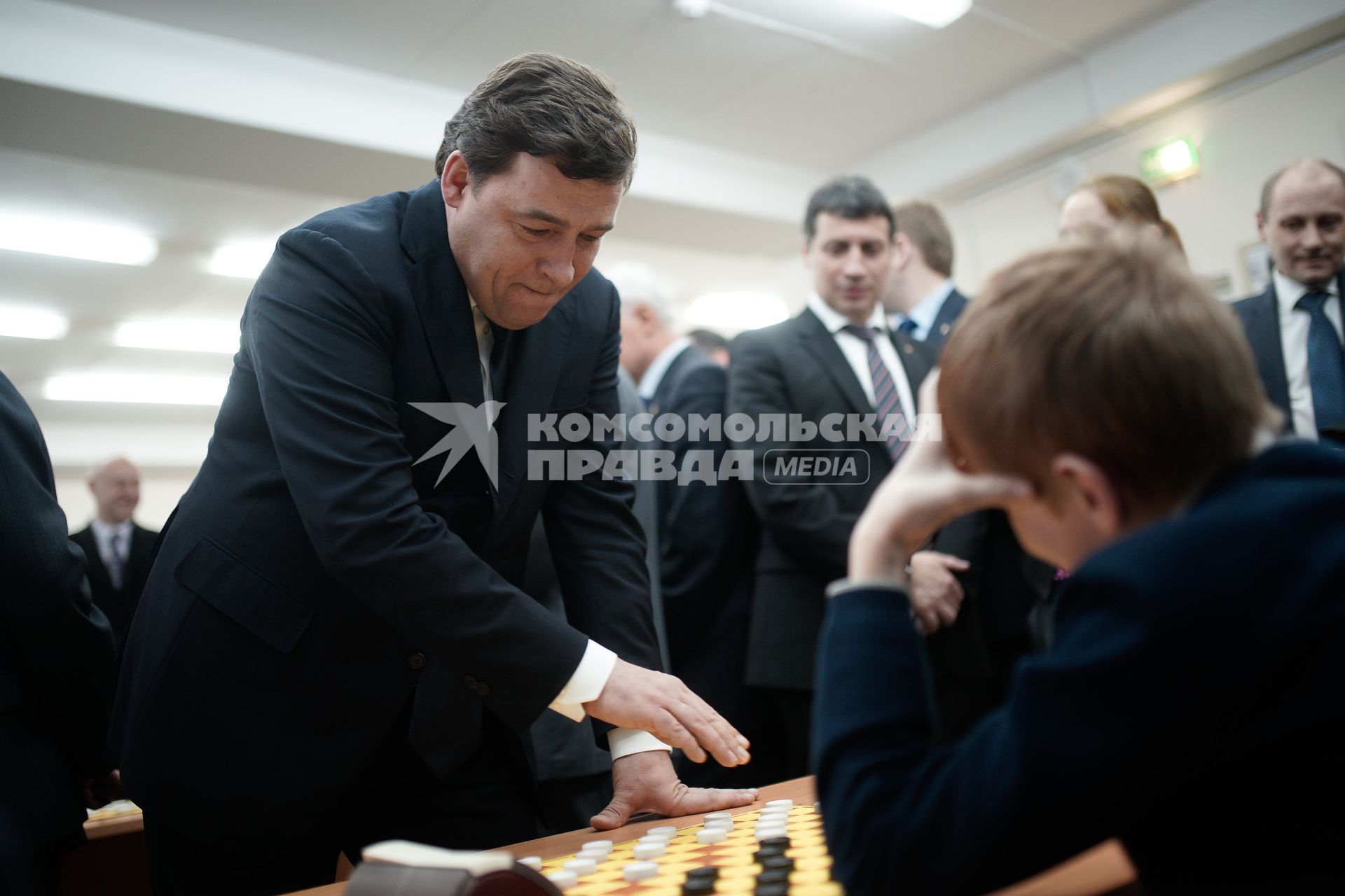 Губернатор Свердловской области Евгений Куйвашев в Уральской шахматной академии провел сеанс одиночной игры.